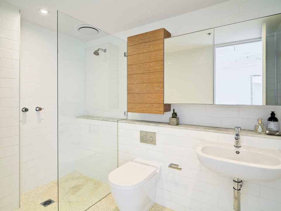 R1303/200-220 Pacific Highway Crows Nest