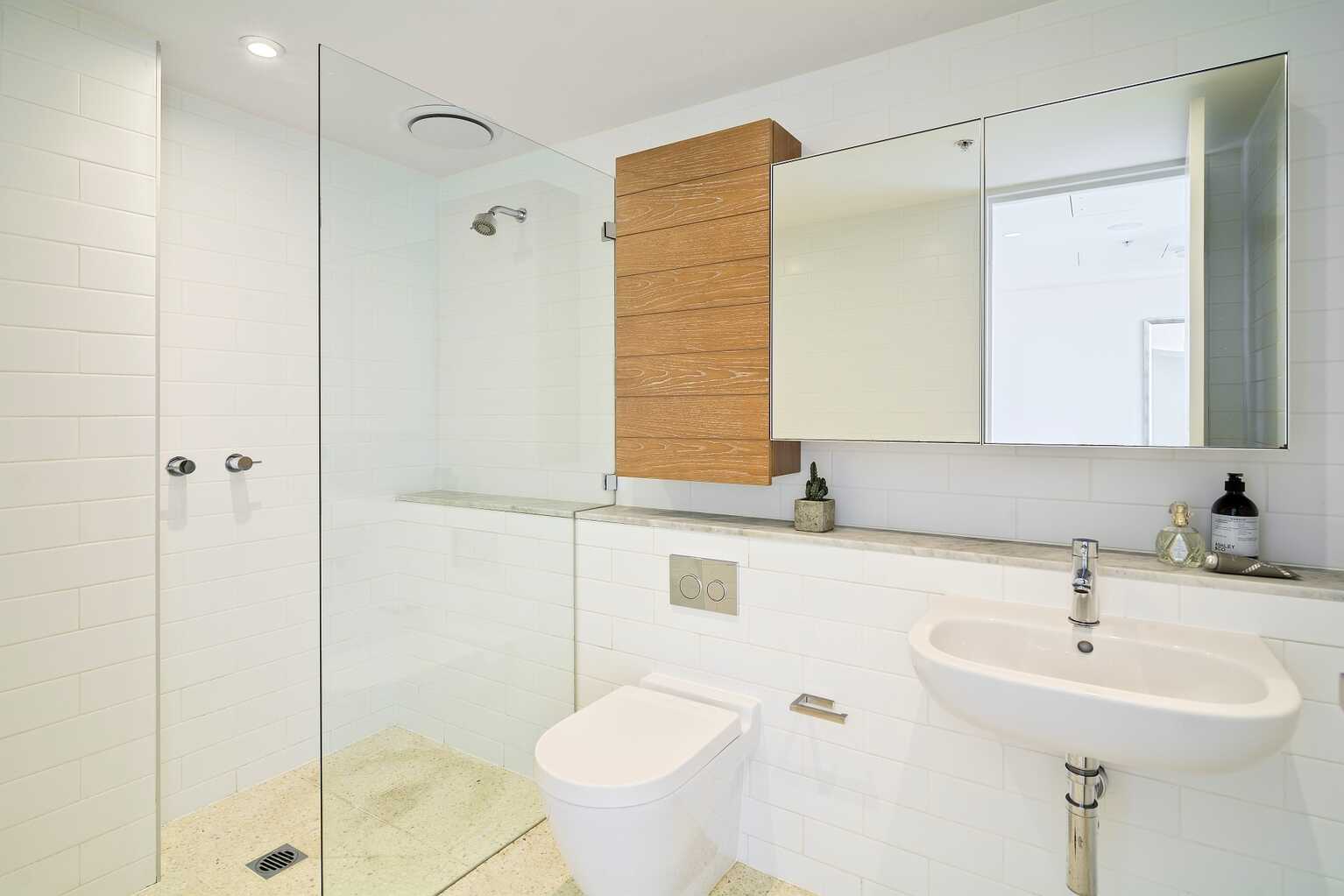 R1303/200-220 Pacific Highway Crows Nest