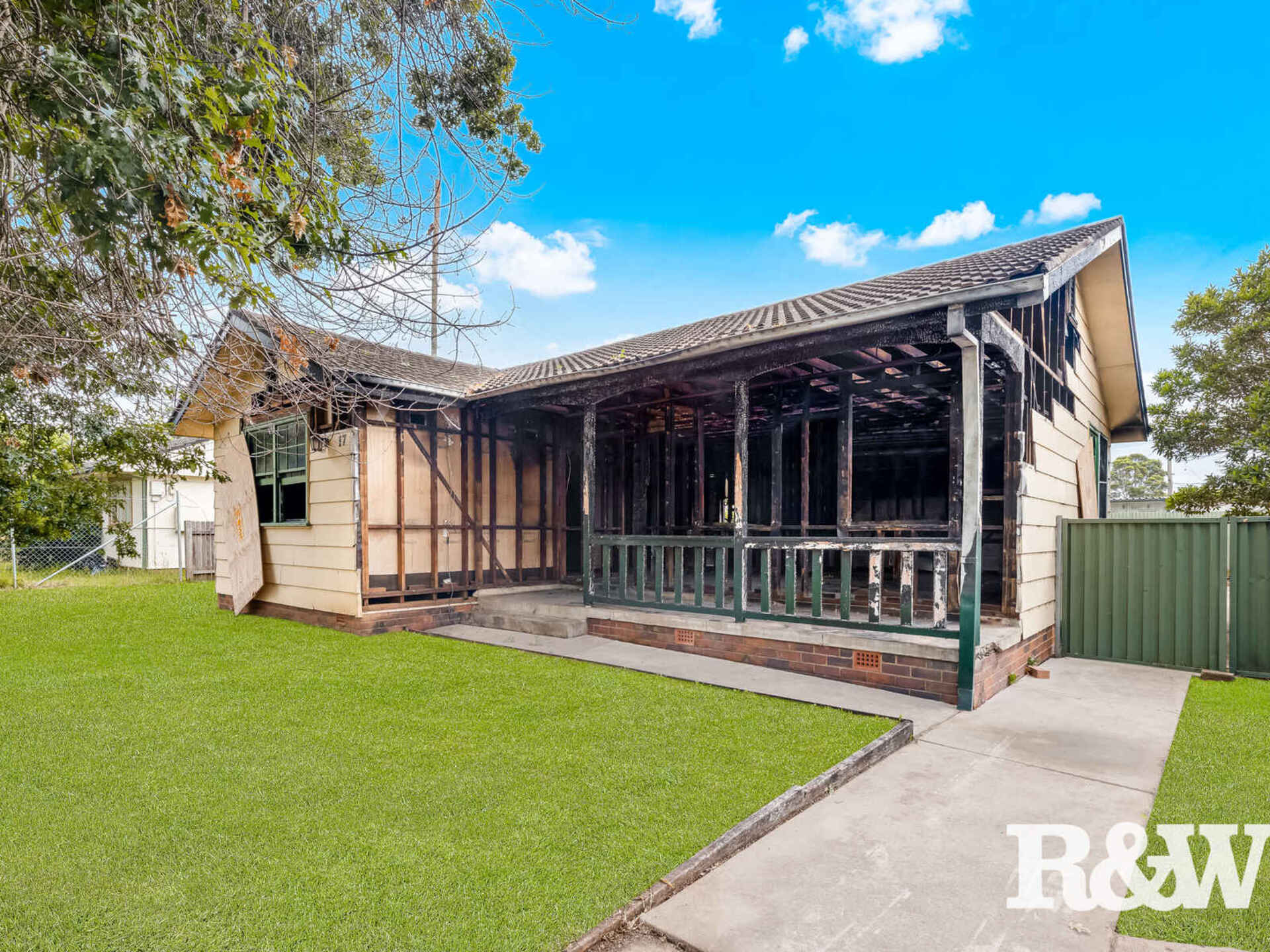 17 Samoa Place Lethbridge Park