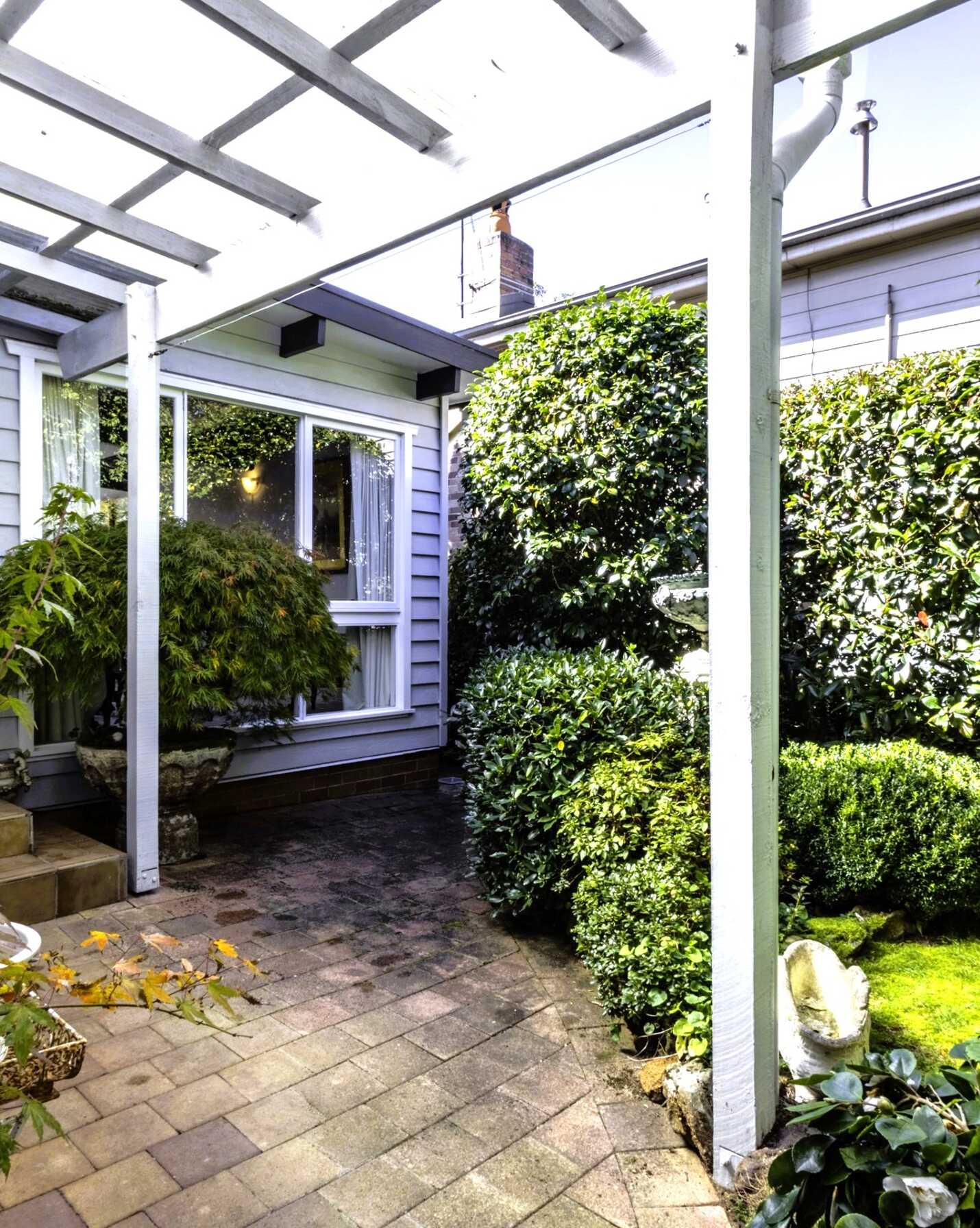 29 Days Crescent Blackheath, Blackheath - Thumbnail 2