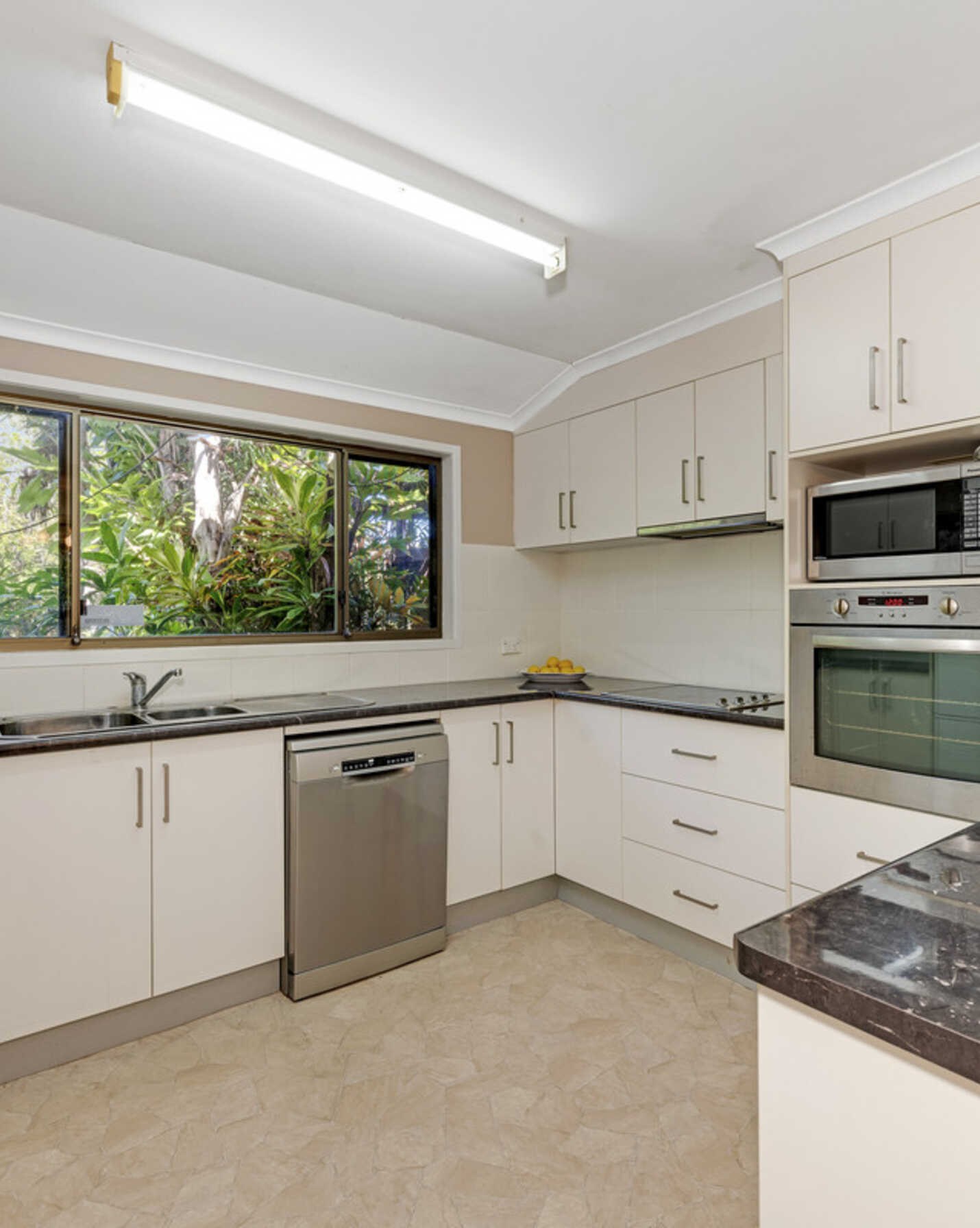 28 Avenell Street Avenell Heights, Heights - Thumbnail 4