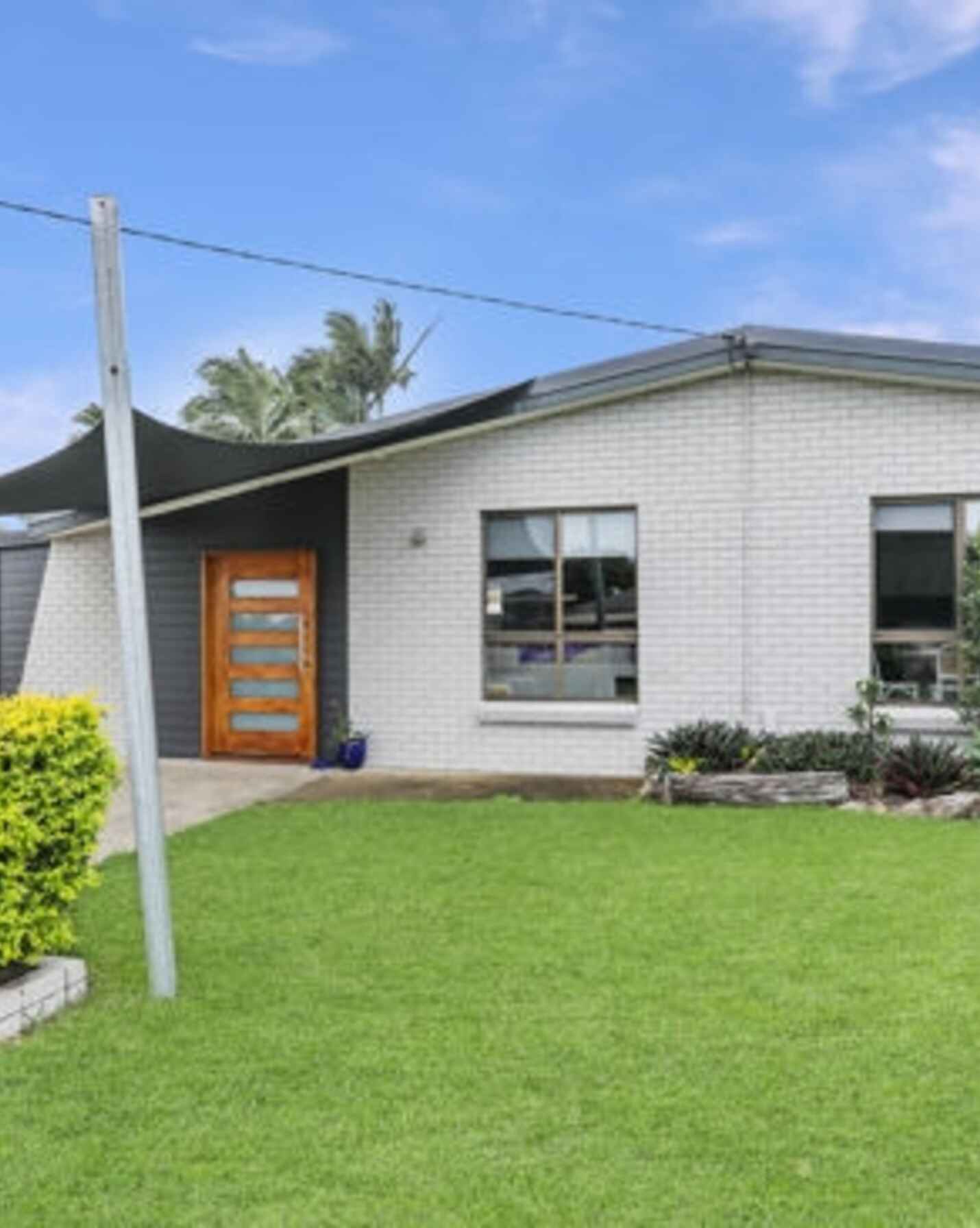 12 Dianthus Avenue Banksia Beach, Beach - Image 1