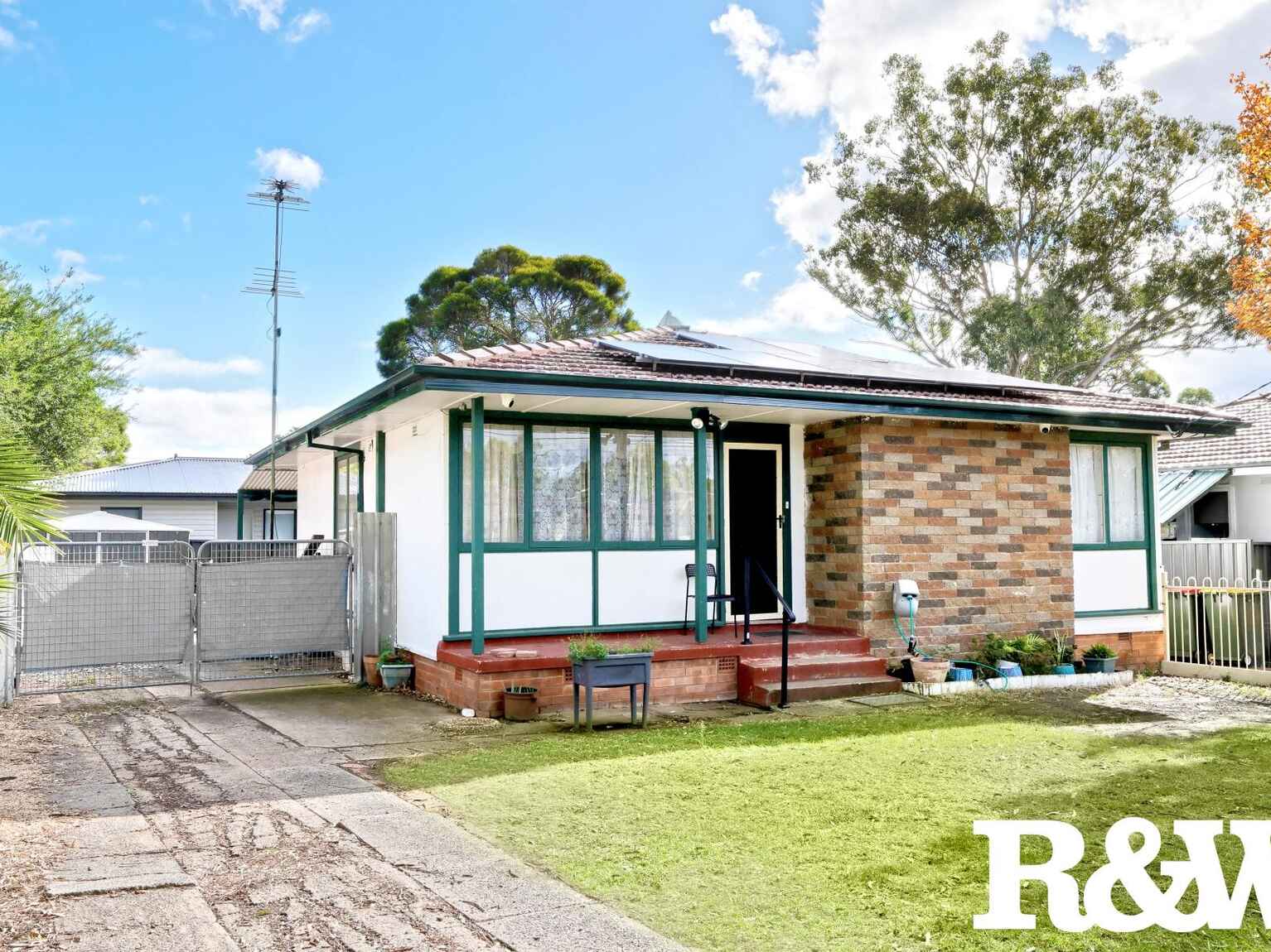 32 & 32A Marquesa Crescent Lethbridge Park