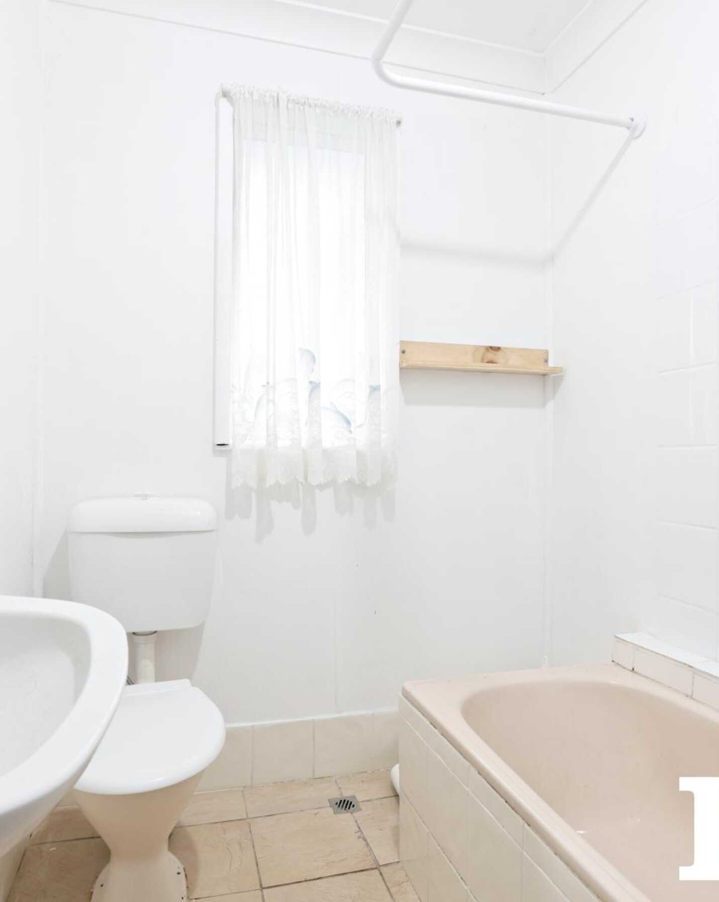 32 & 32A Marquesa Crescent Lethbridge Park, Park - Thumbnail 5