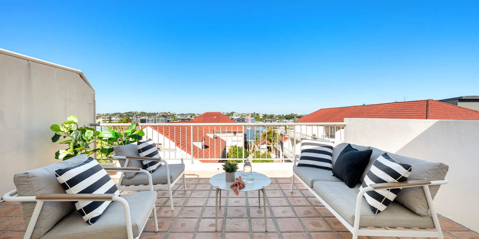 24/17 Whyenbah Street Hamilton 24/17 Whyenbah Street Hamilton