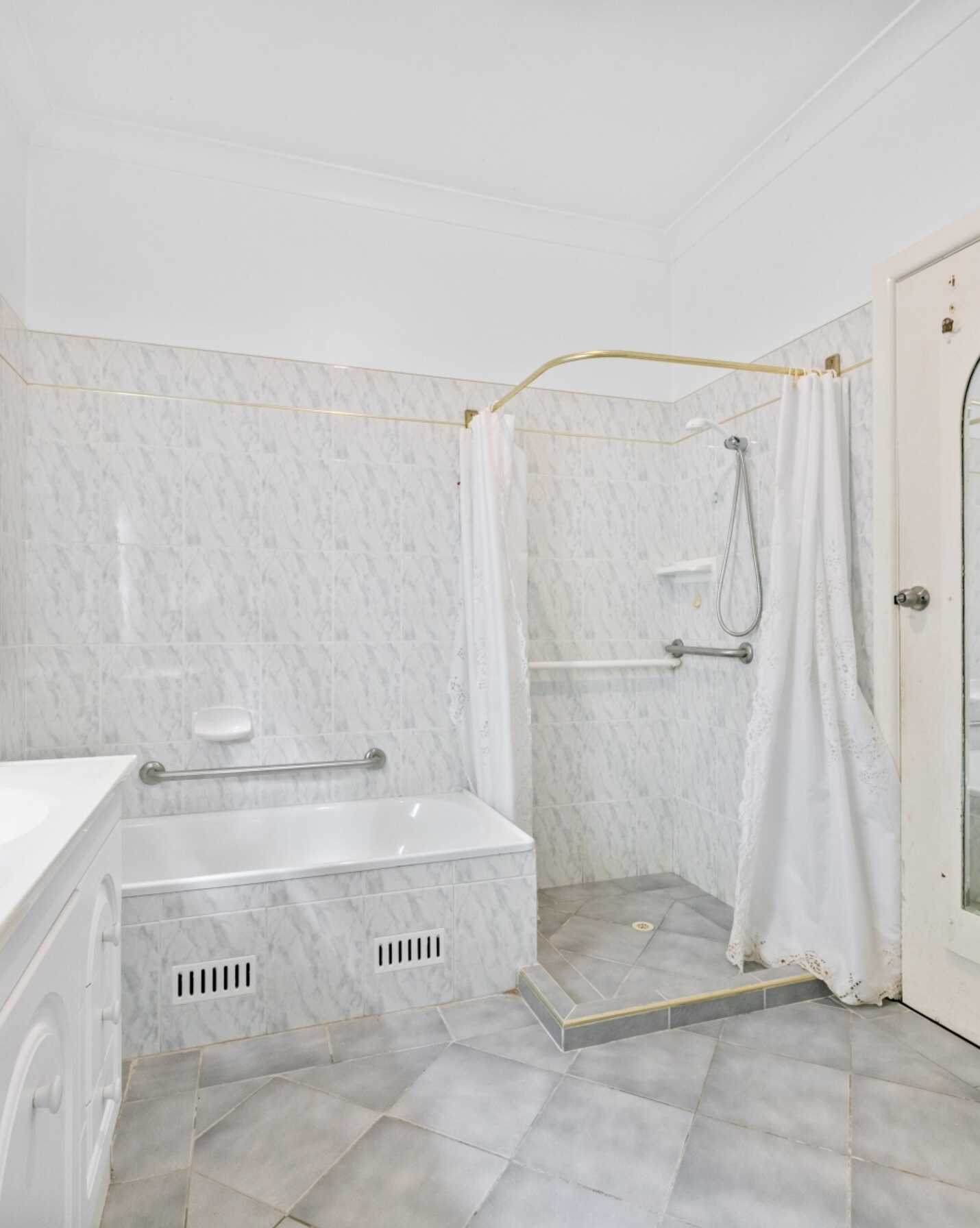 34 Lone Pine Avenue Umina Beach, Beach - Thumbnail 2