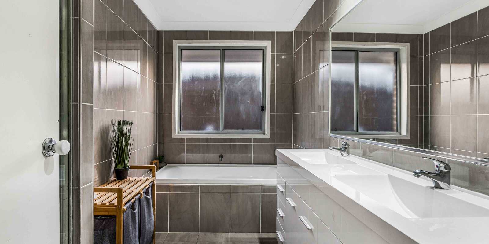 166 Rosedale Circuit Carnes Hill 166 Rosedale Circuit Carnes Hill