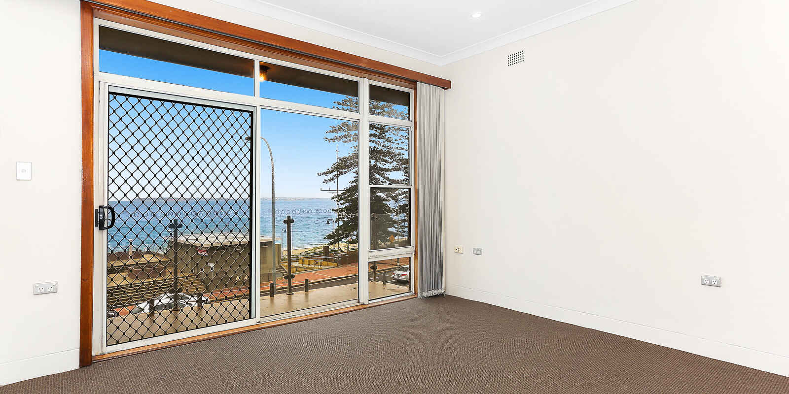 10/98 The Grand Parade Brighton-Le-Sands 10/98 The Grand Parade Brighton-Le-Sands