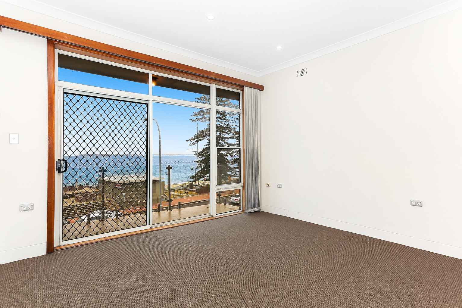 10/98 The Grand Parade Brighton-Le-Sands 10/98 The Grand Parade Brighton-Le-Sands