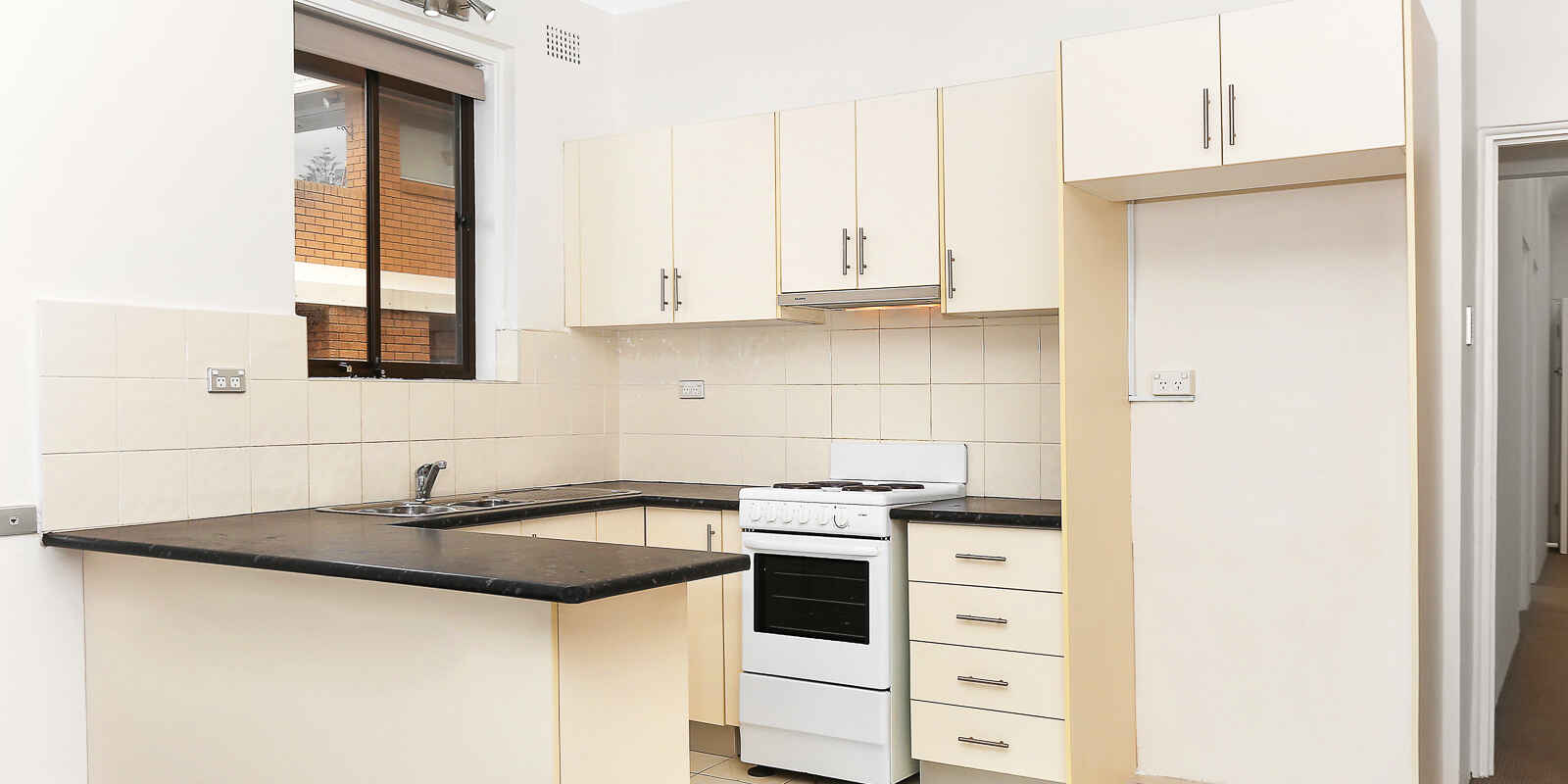 10/98 The Grand Parade Brighton-Le-Sands 10/98 The Grand Parade Brighton-Le-Sands