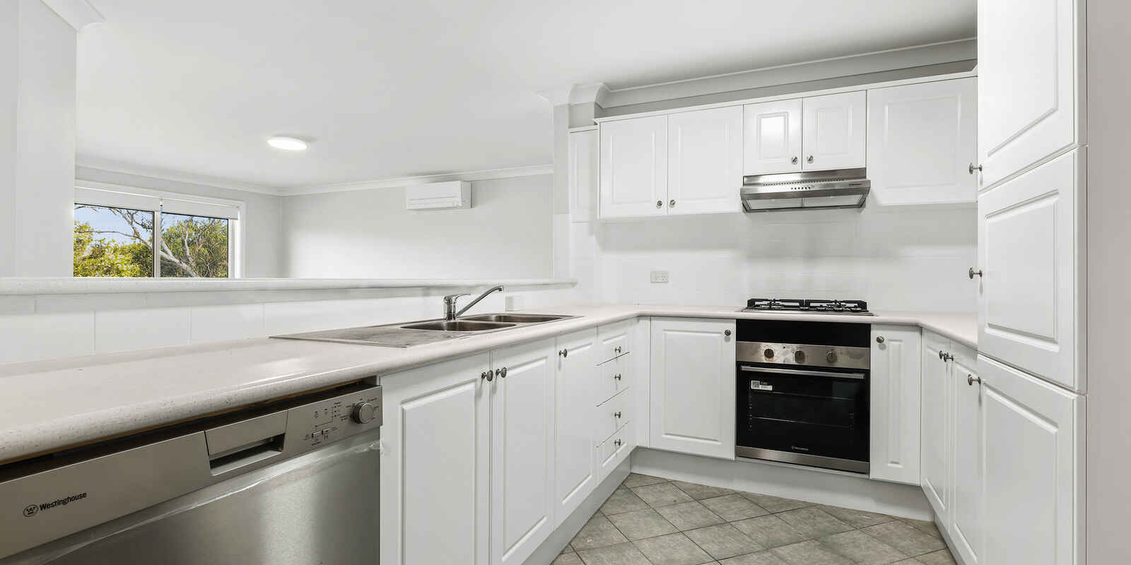 27/13 Hampden Street Beverly Hills