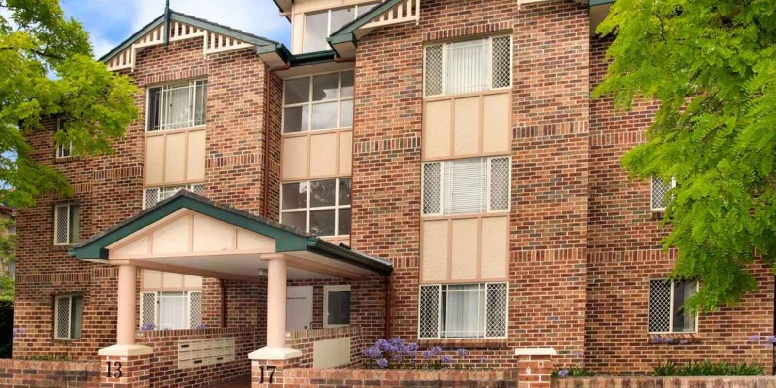 27/13 Hampden Street Beverly Hills