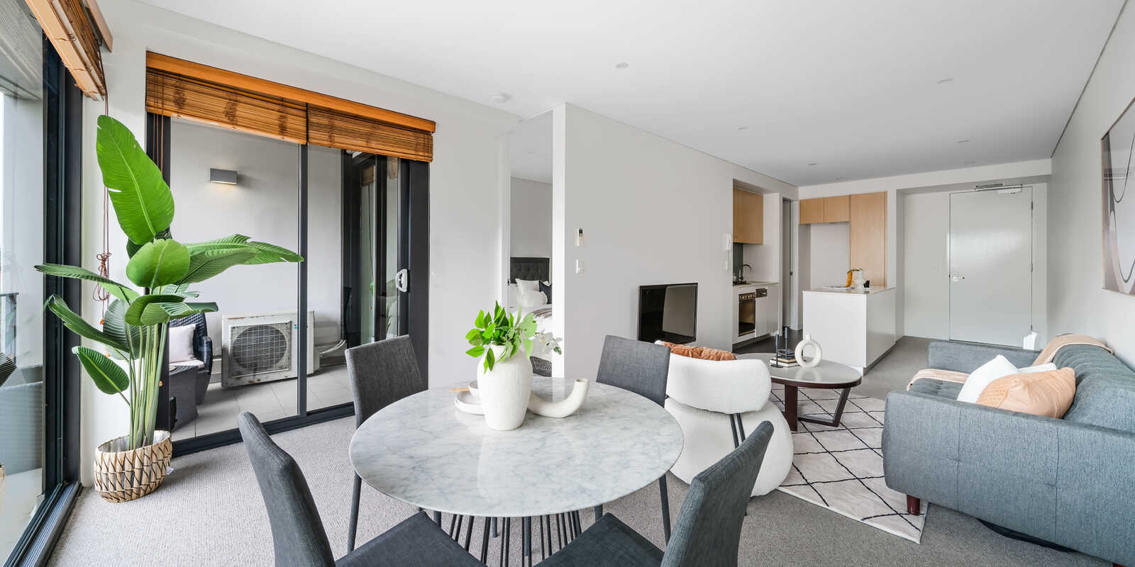 503D/250  Anzac Parade Kensington