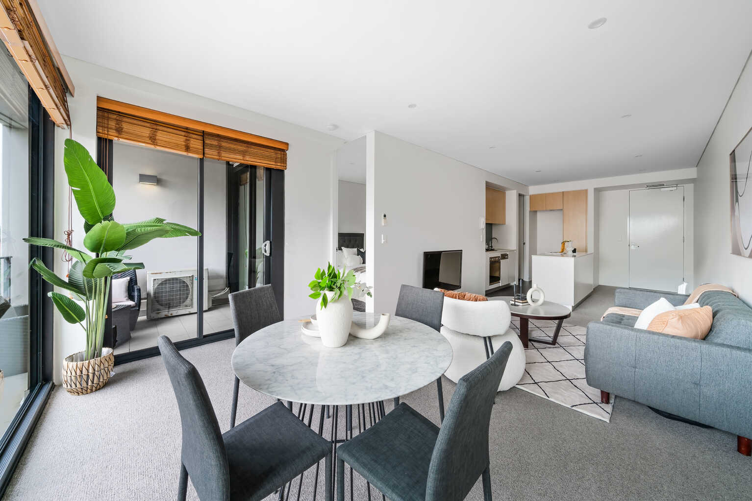 503D/250  Anzac Parade Kensington