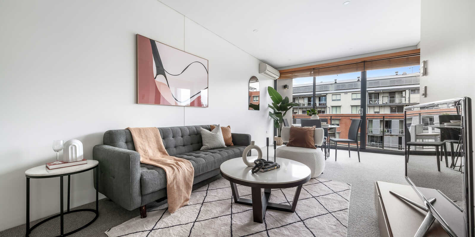 503D/250  Anzac Parade Kensington