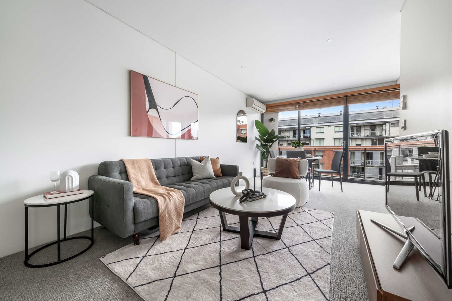 503D/250  Anzac Parade Kensington
