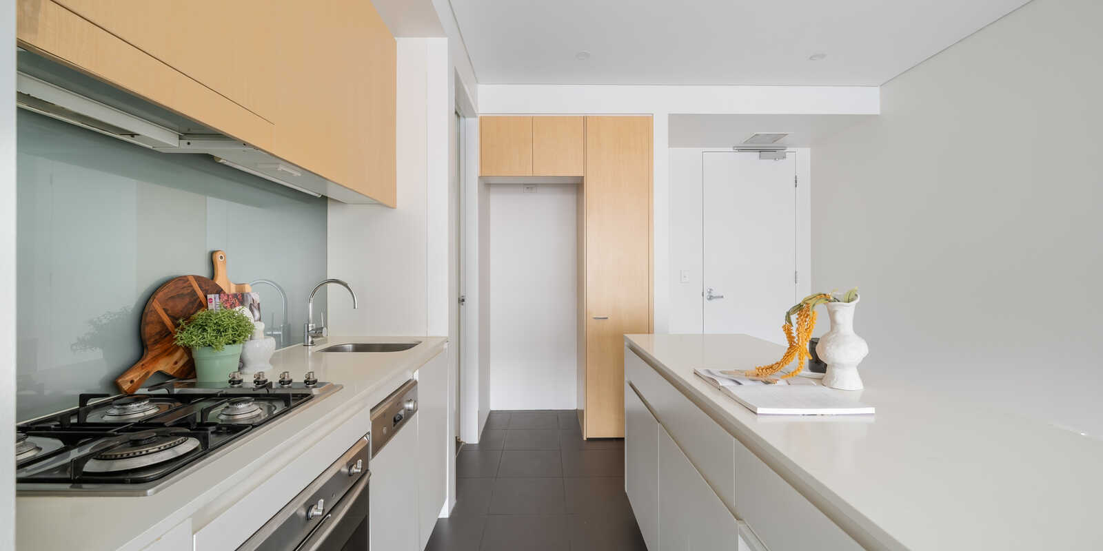 503D/250  Anzac Parade Kensington