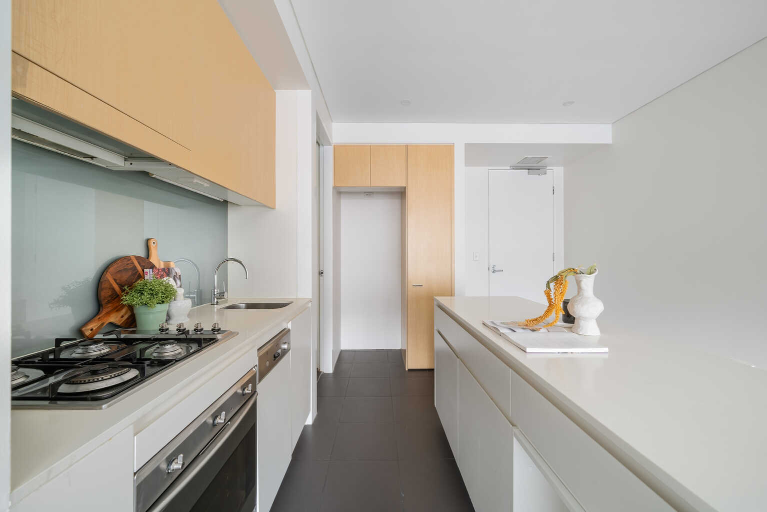 503D/250  Anzac Parade Kensington