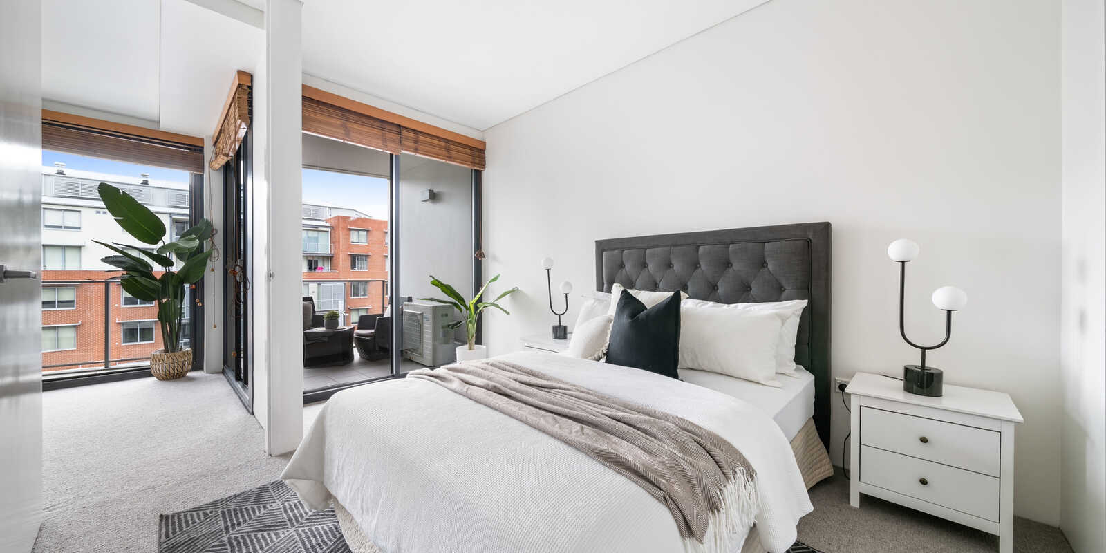503D/250  Anzac Parade Kensington