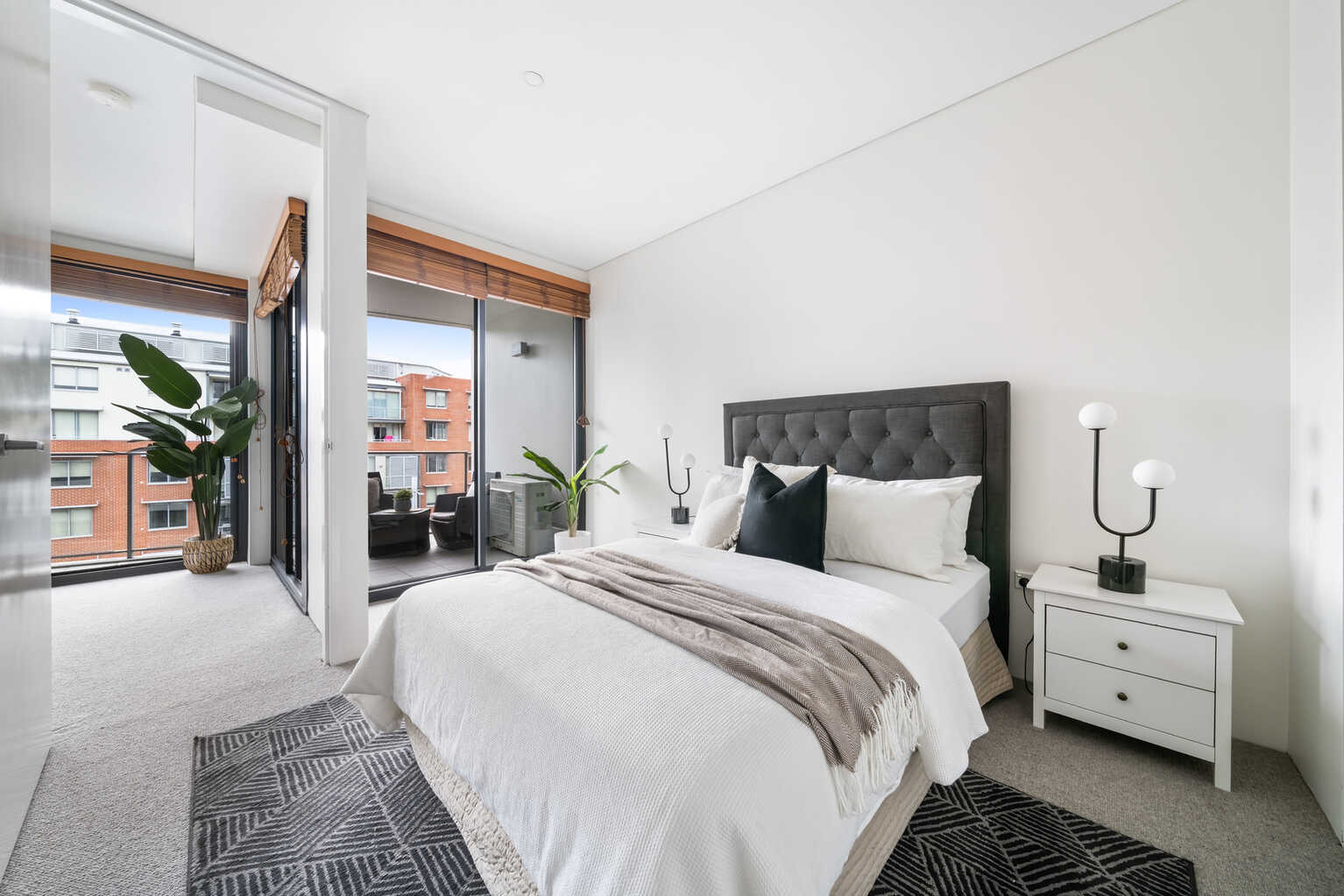 503D/250  Anzac Parade Kensington