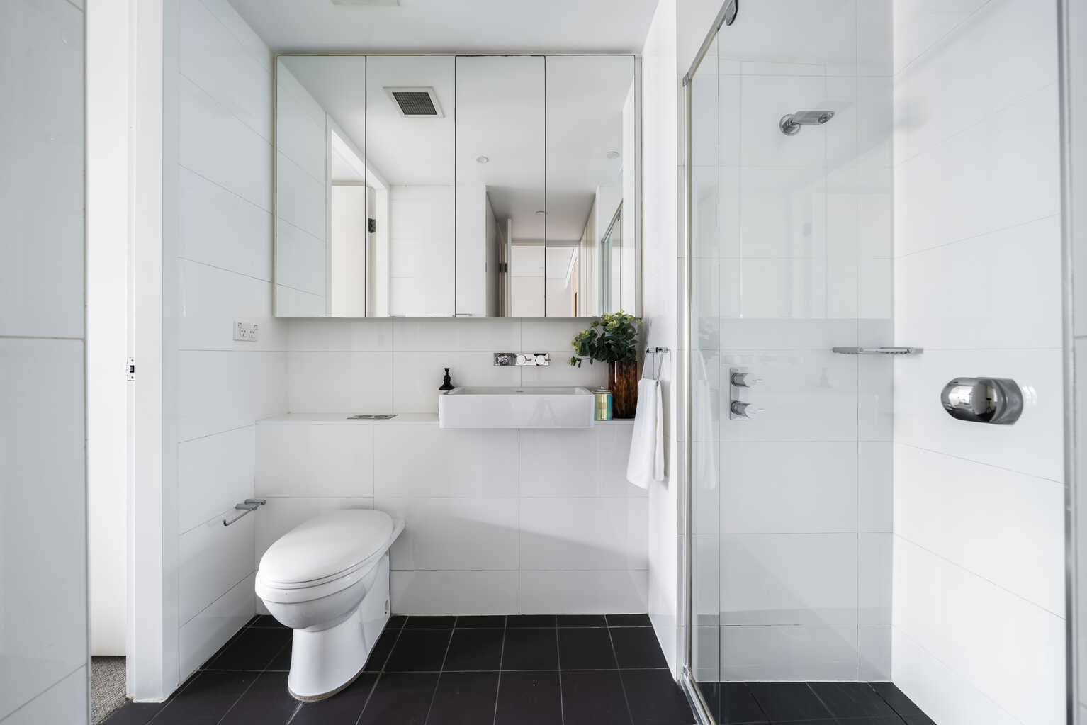 503D/250  Anzac Parade Kensington