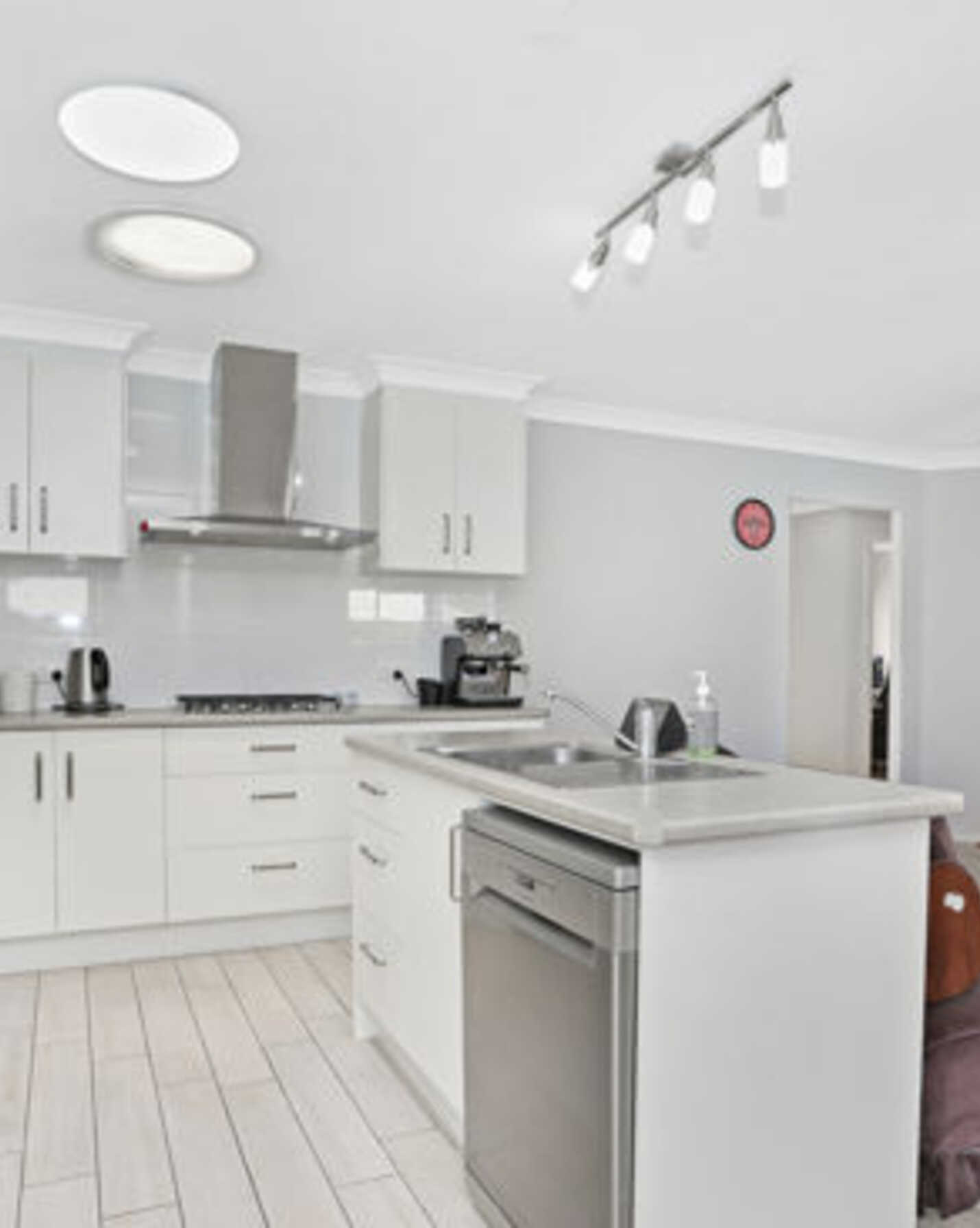 12 Queenscliff Court Sandstone Point, Point - Thumbnail 2