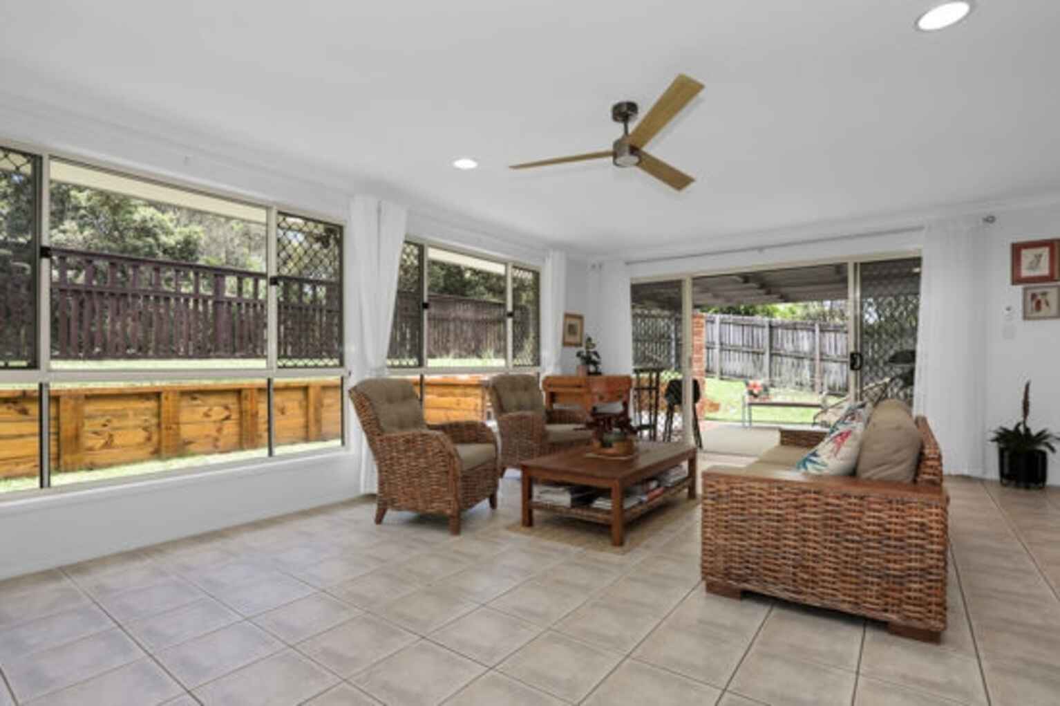 215 Endeavour Drive Banksia Beach 215 Endeavour Drive Banksia Beach