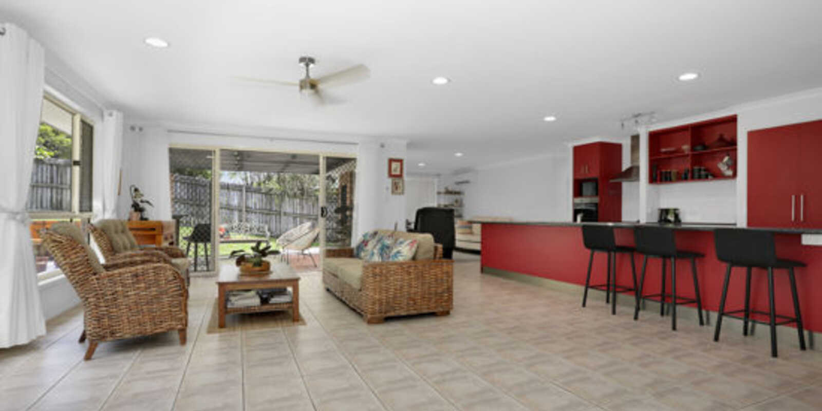 215 Endeavour Drive Banksia Beach 215 Endeavour Drive Banksia Beach