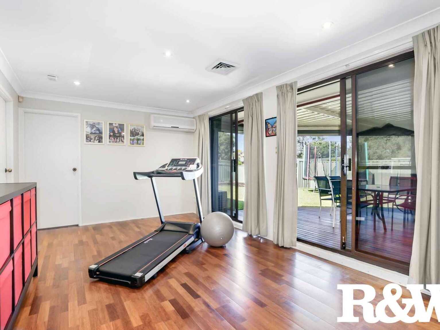 52 Leicester Way St Clair