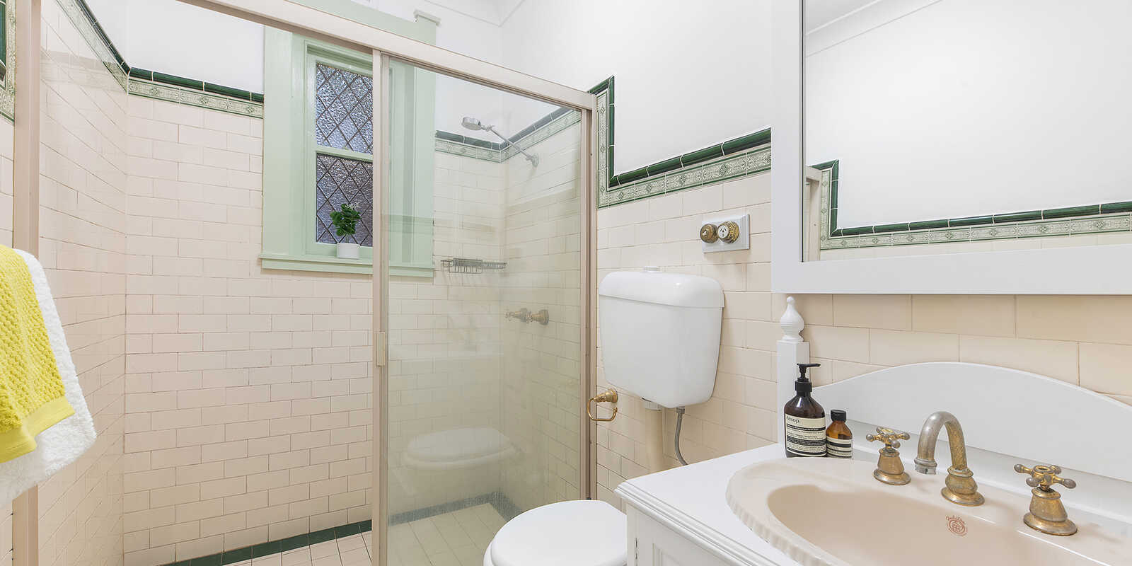 2/111 Carabella Street Kirribilli