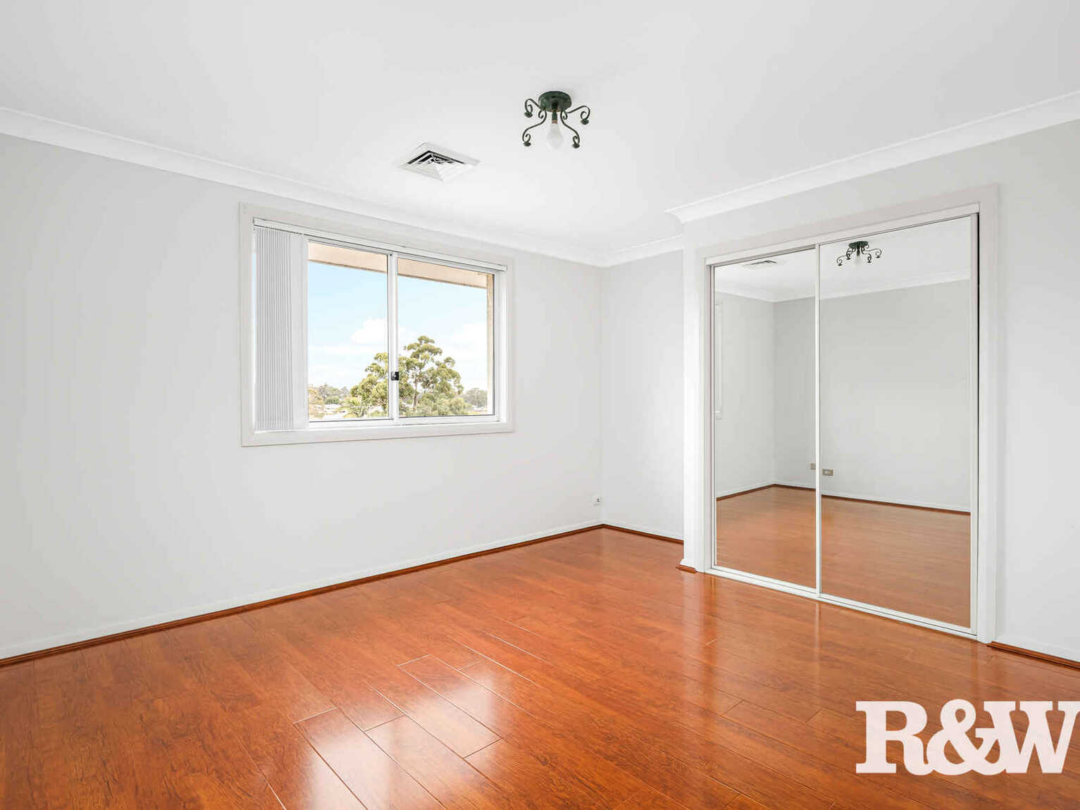 27 Explorers Way St Clair