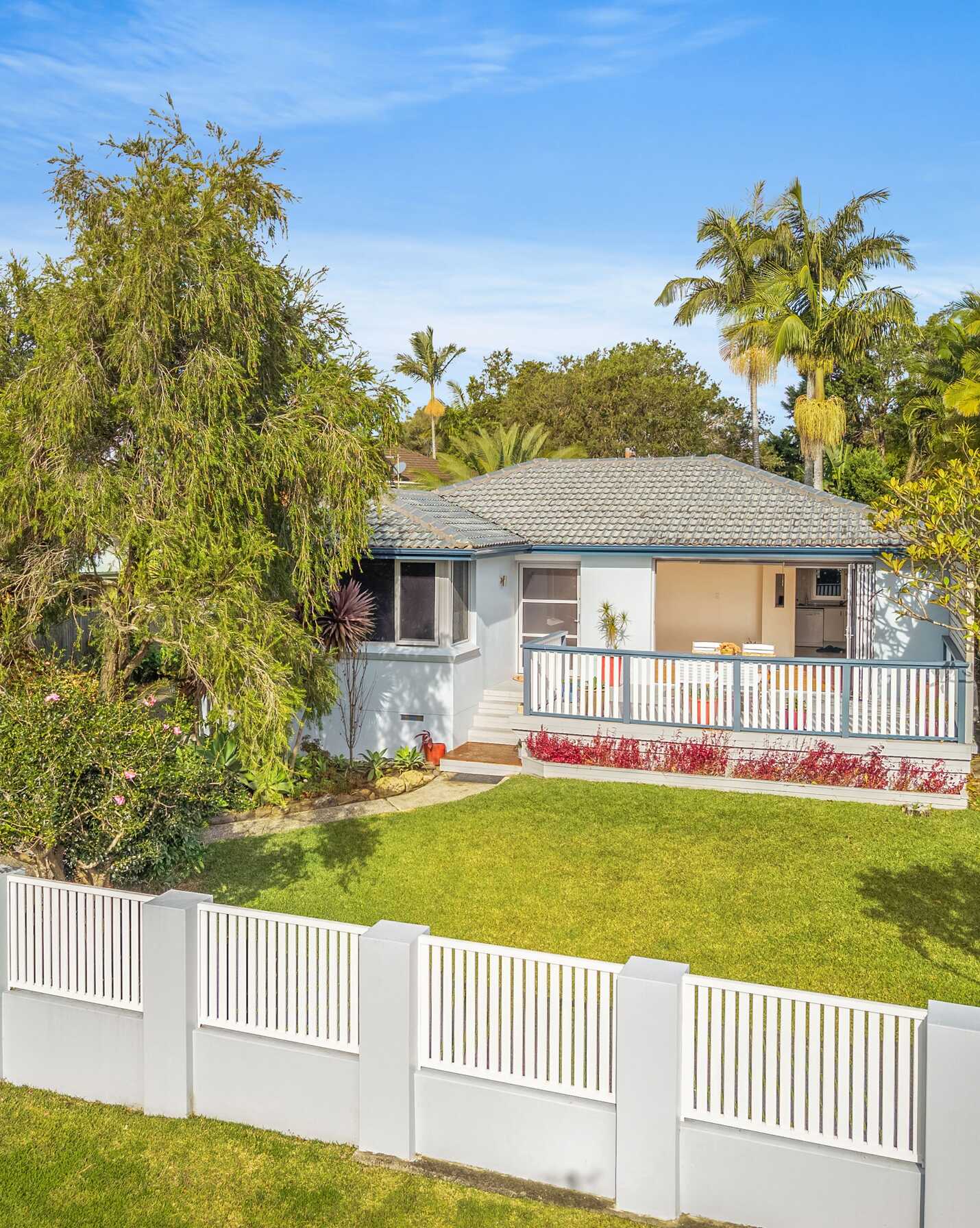 27 Matthews Parade Point Clare, Clare - Image 1