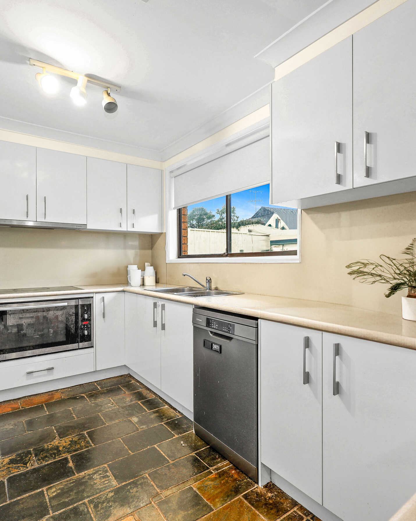 8 Larapinta Crescent St Helens Park, Park - Thumbnail 4