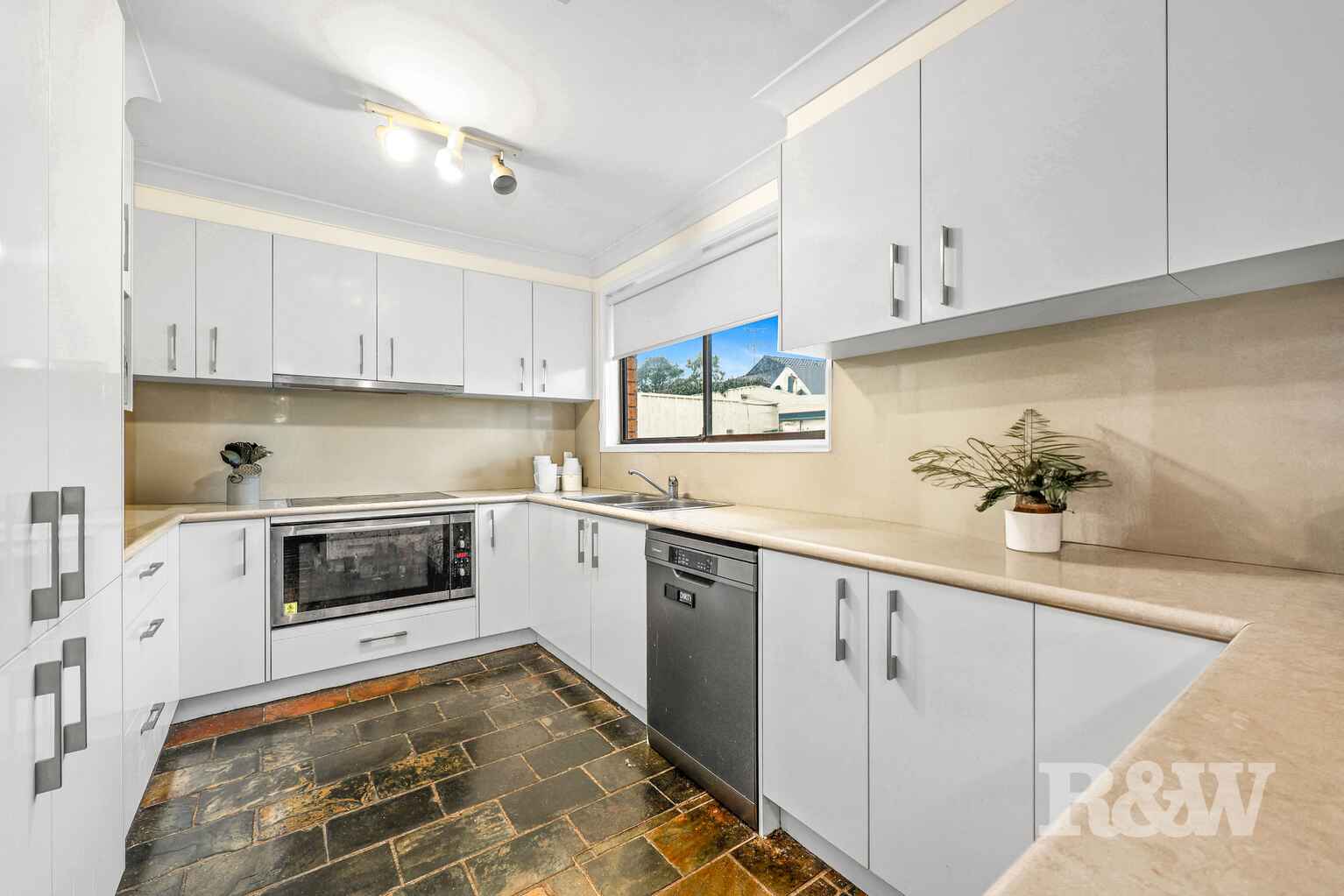 8 Larapinta Crescent St Helens Park 8 Larapinta Crescent St Helens Park