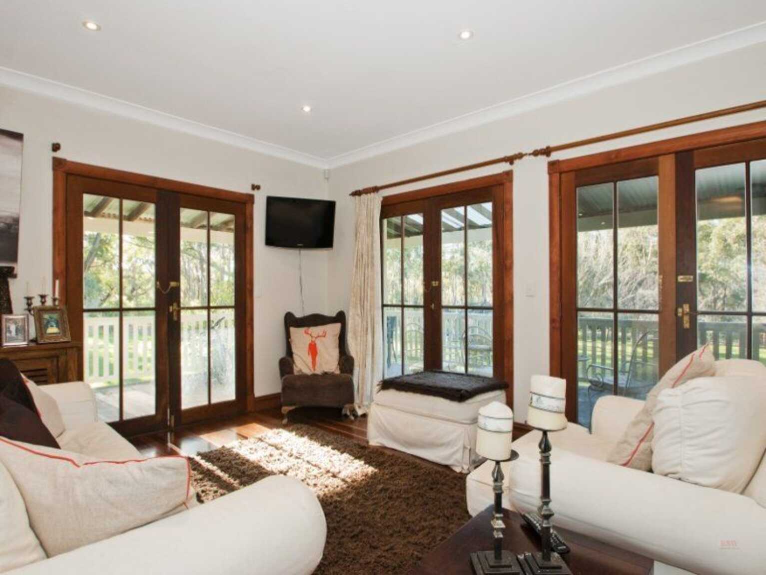 90 Corrie Road Alpine 90 Corrie Road Alpine