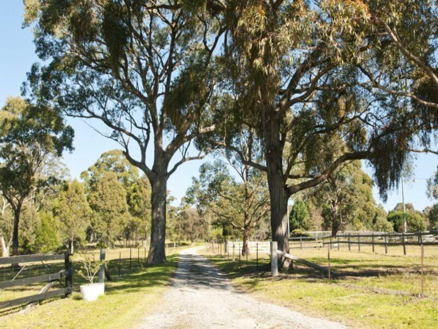 90 Corrie Road Alpine 90 Corrie Road Alpine