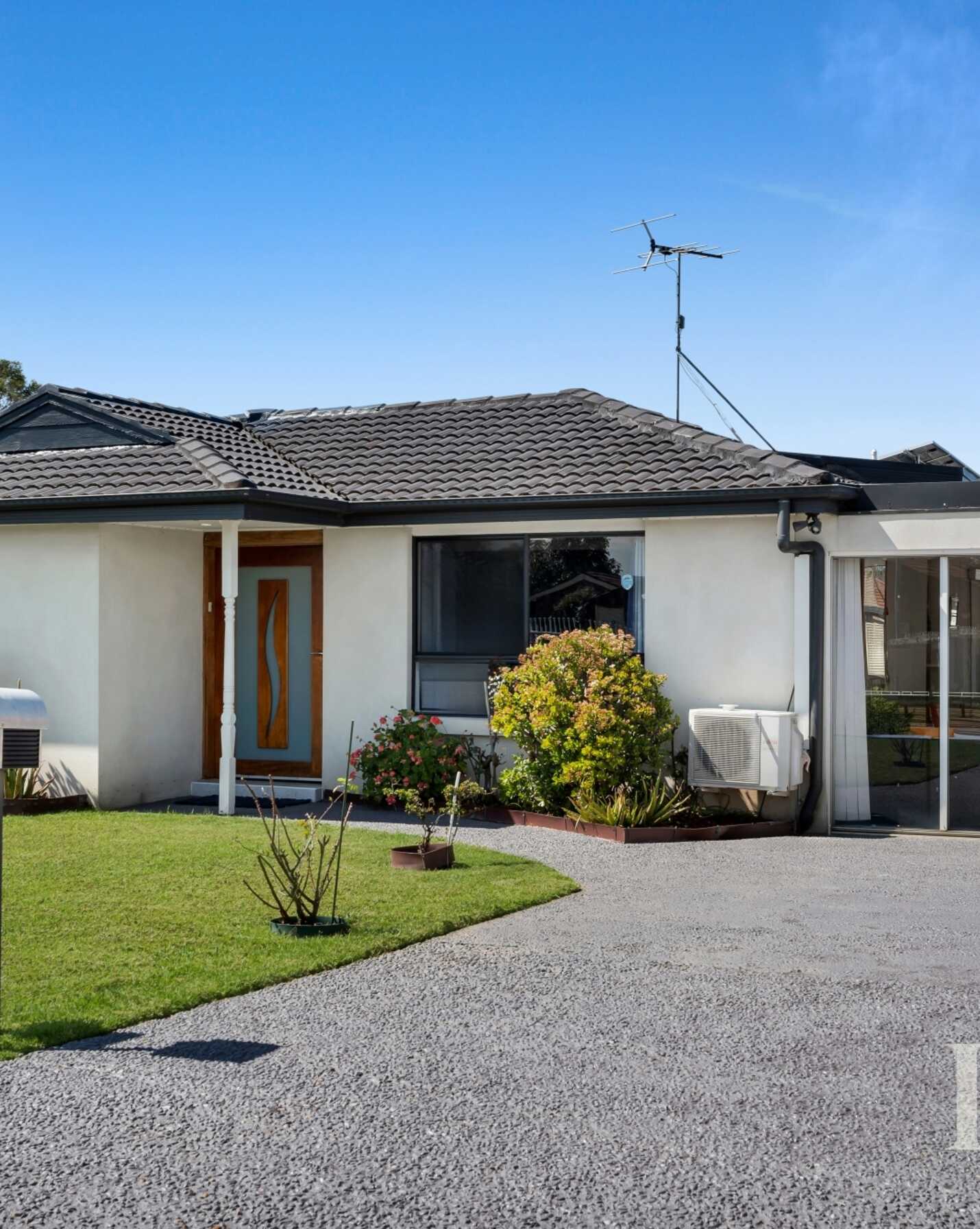 21 & 21A KIRSTY CRESCENT Hassall Grove, Grove - Thumbnail 2