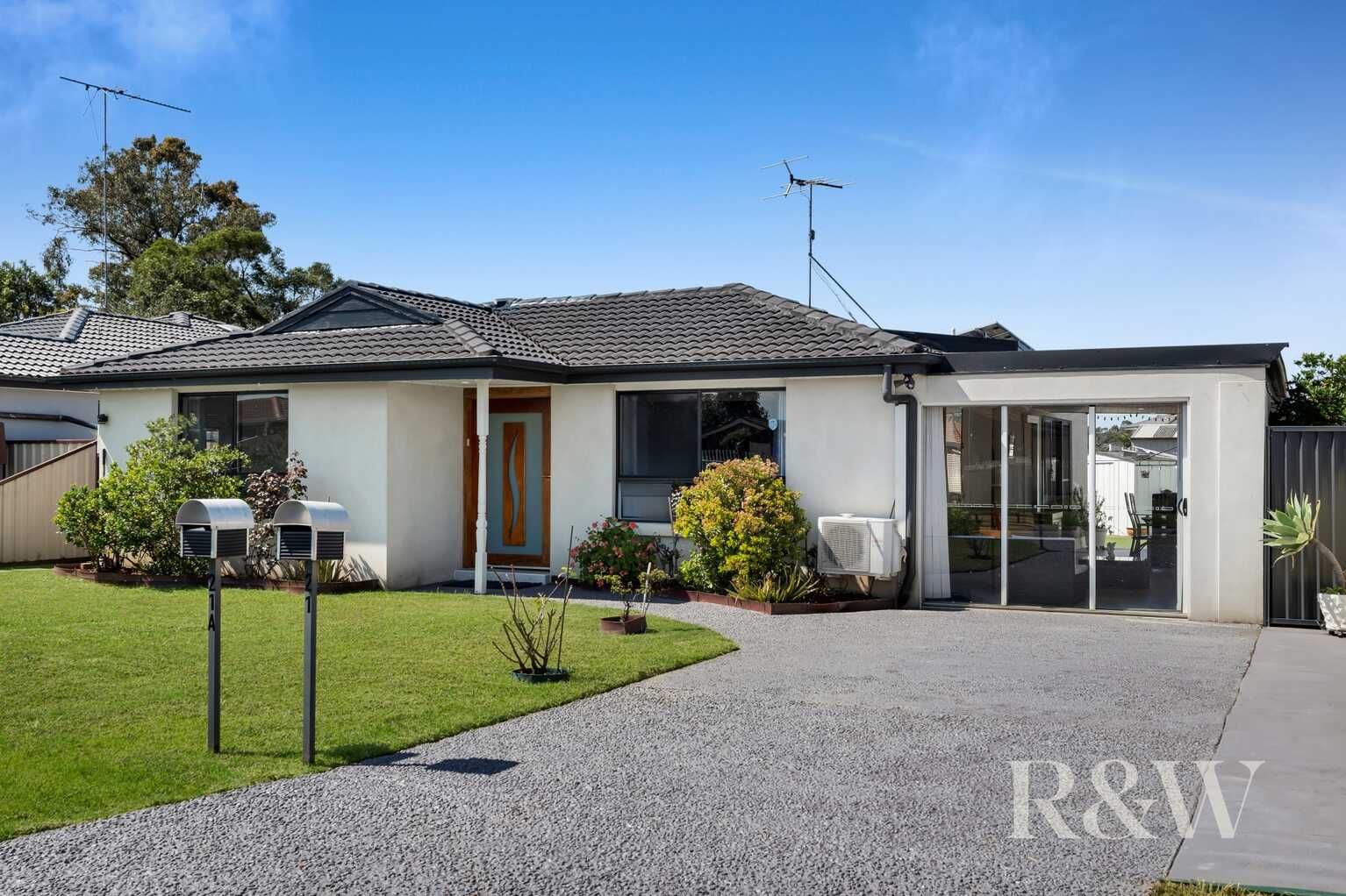 21 & 21A KIRSTY CRESCENT Hassall Grove