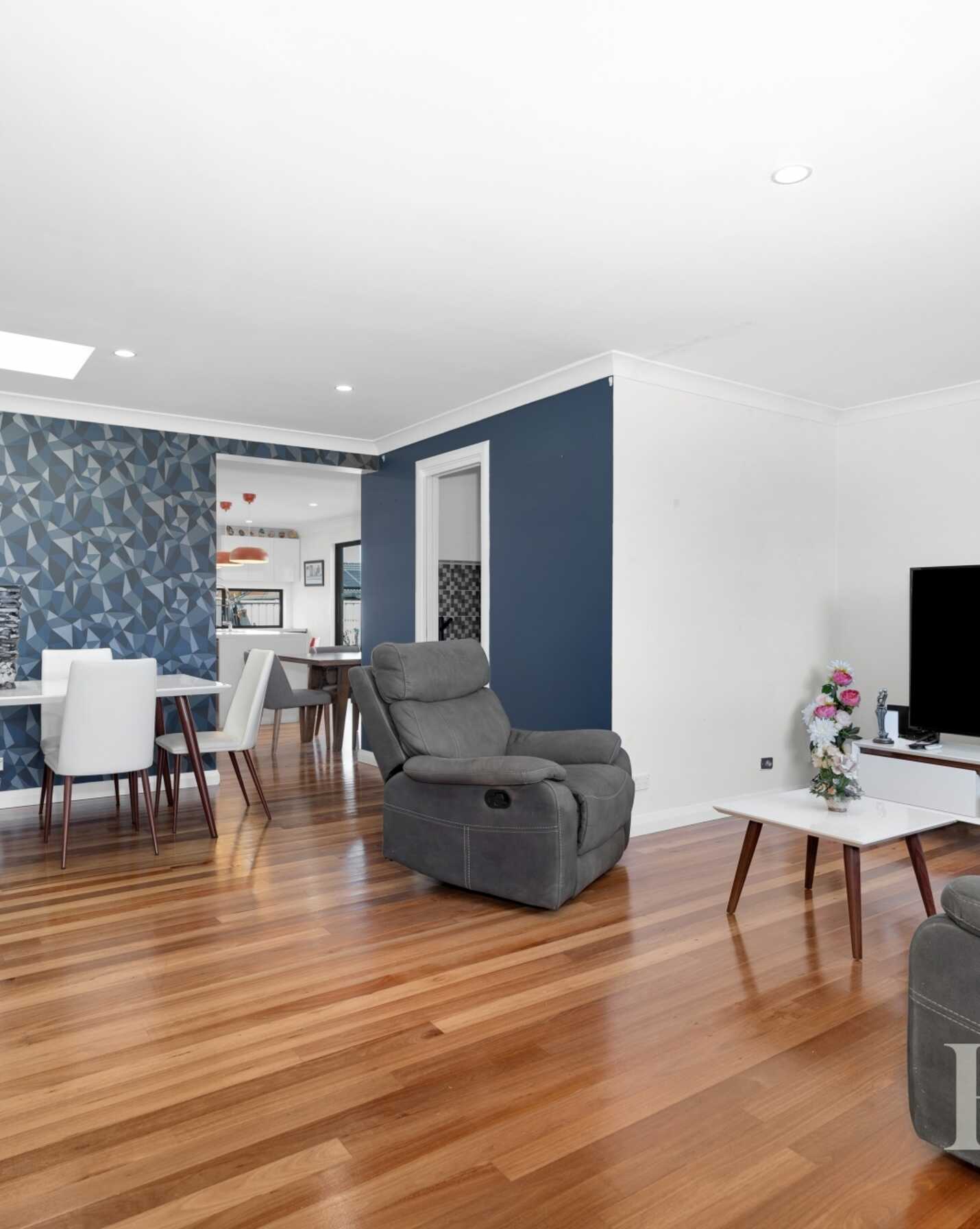 21 & 21A KIRSTY CRESCENT Hassall Grove, Grove - Thumbnail 5