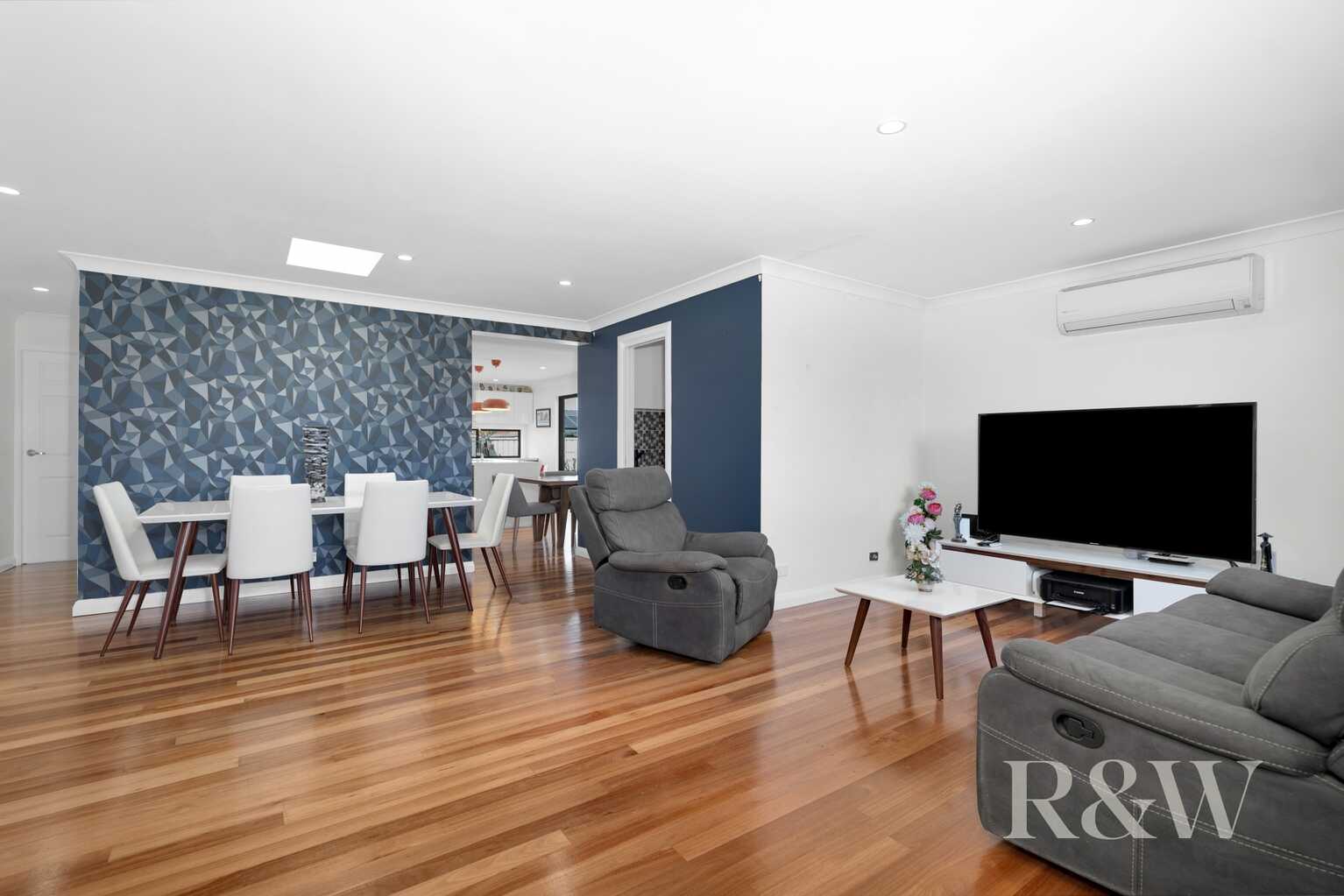 21 & 21A KIRSTY CRESCENT Hassall Grove