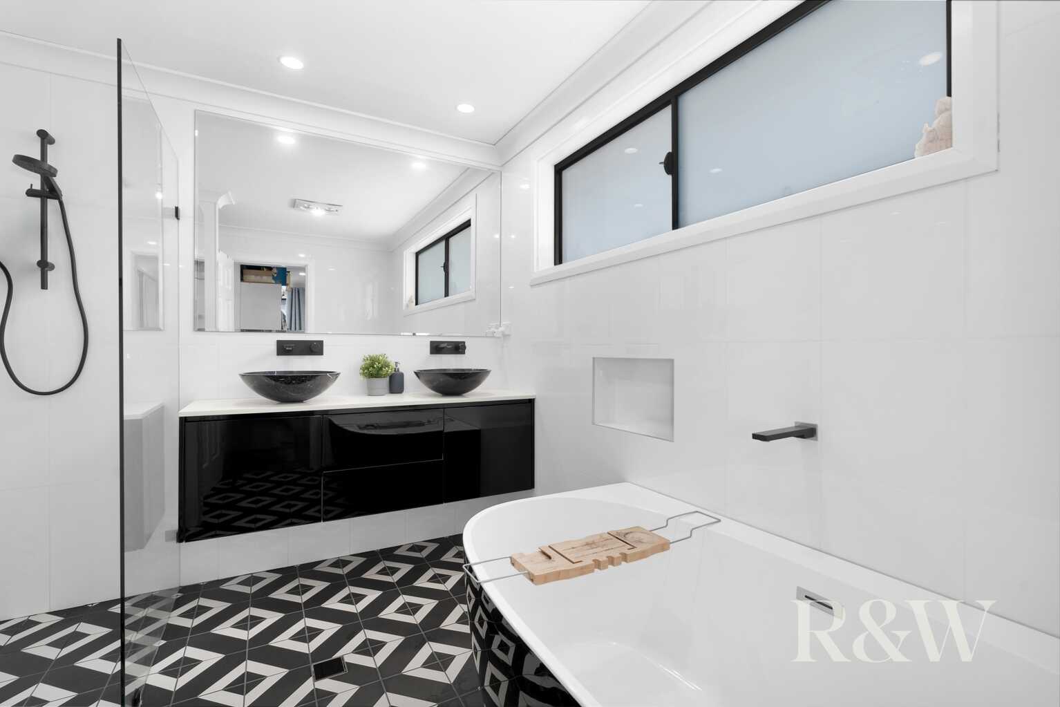 21 & 21A KIRSTY CRESCENT Hassall Grove