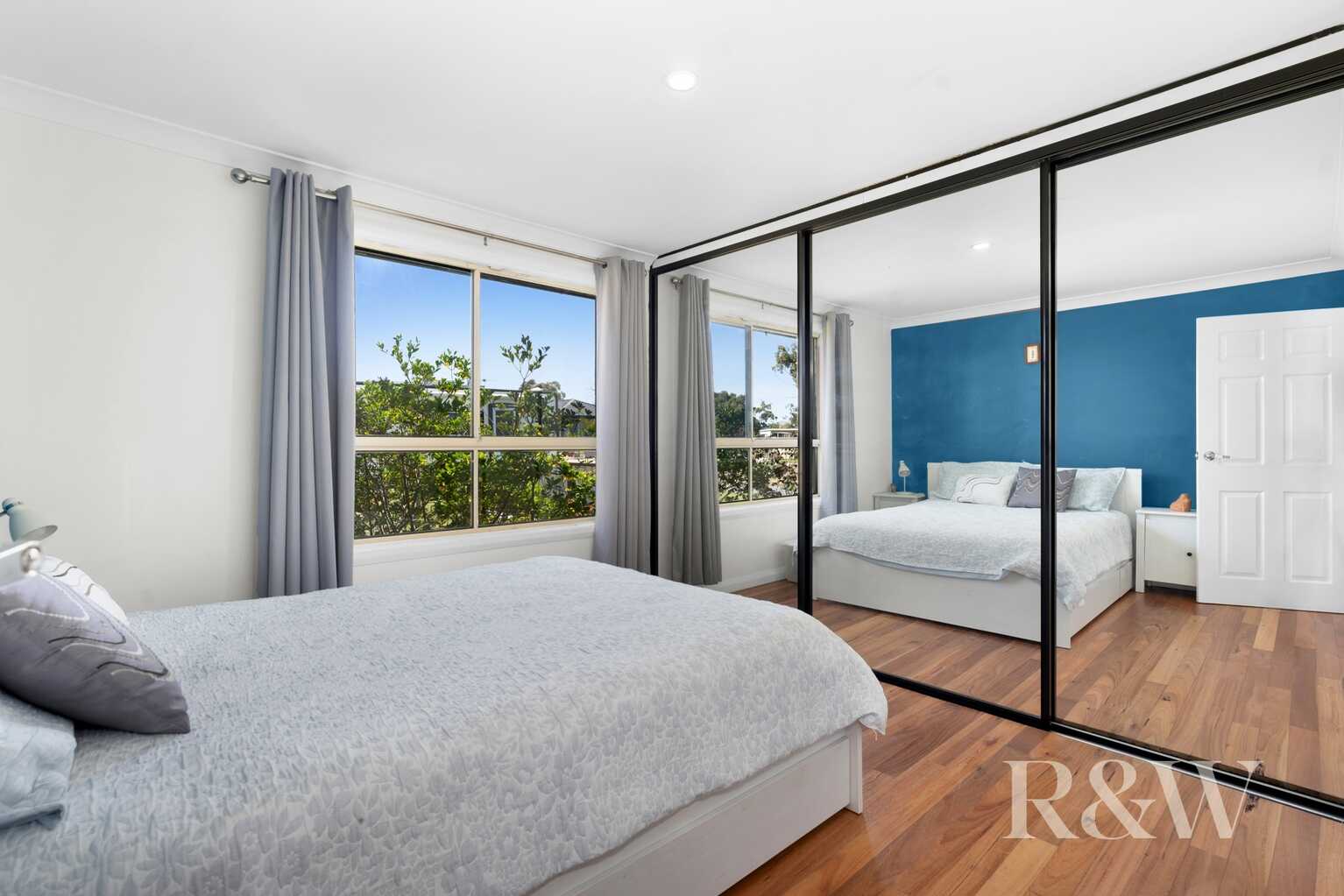 21 & 21A KIRSTY CRESCENT Hassall Grove