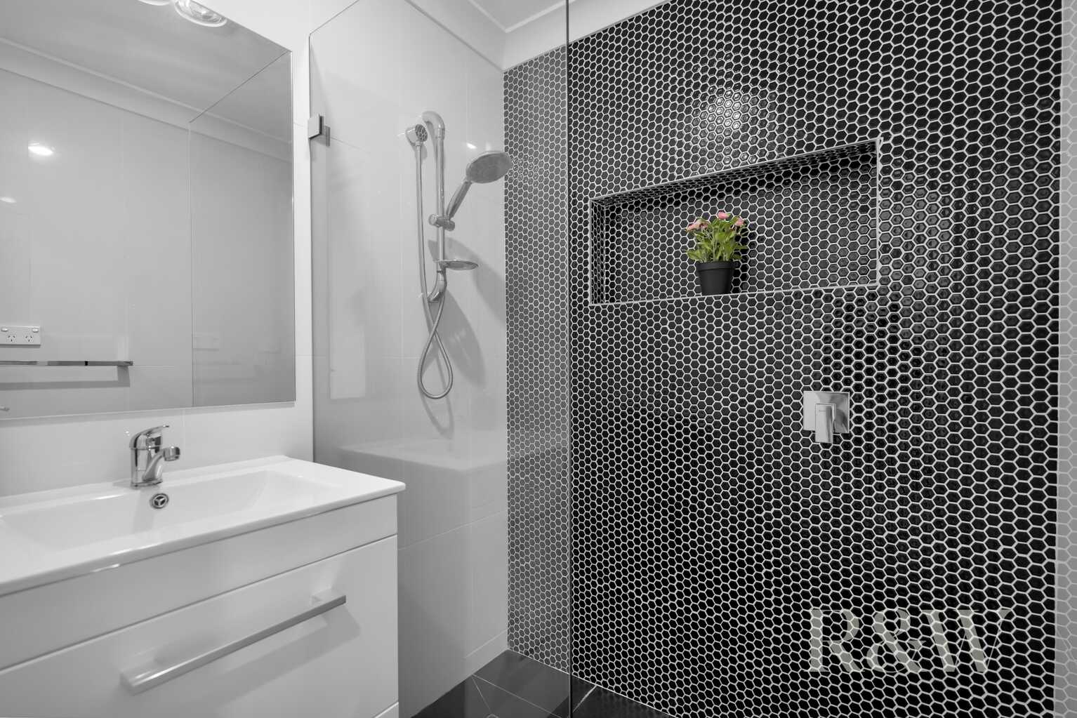 21 & 21A KIRSTY CRESCENT Hassall Grove