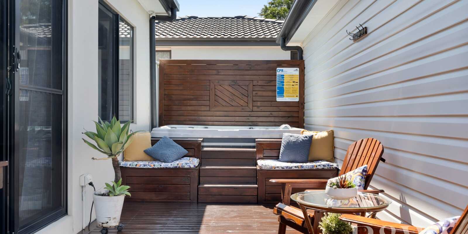 21 & 21A KIRSTY CRESCENT Hassall Grove