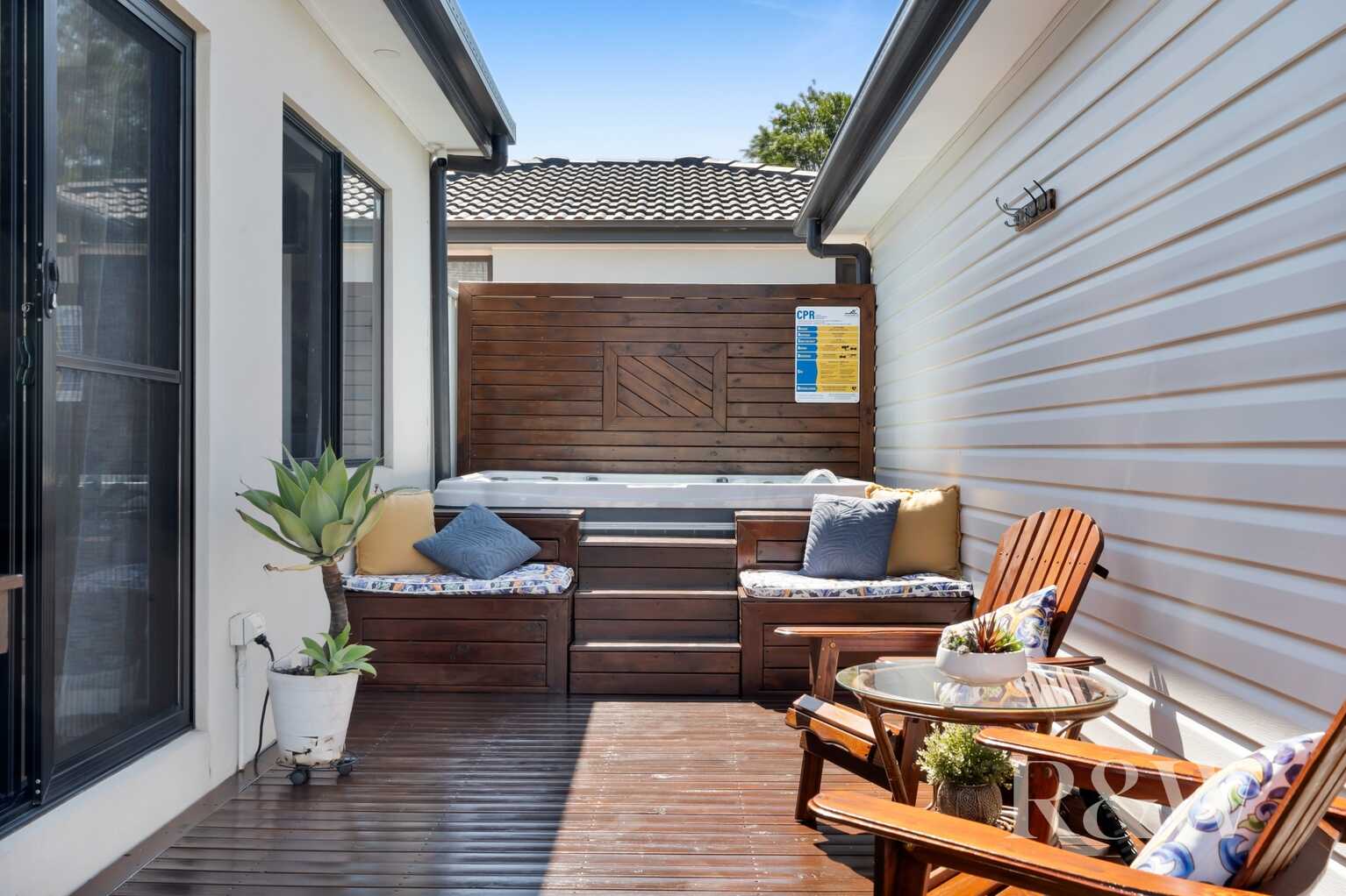 21 & 21A KIRSTY CRESCENT Hassall Grove
