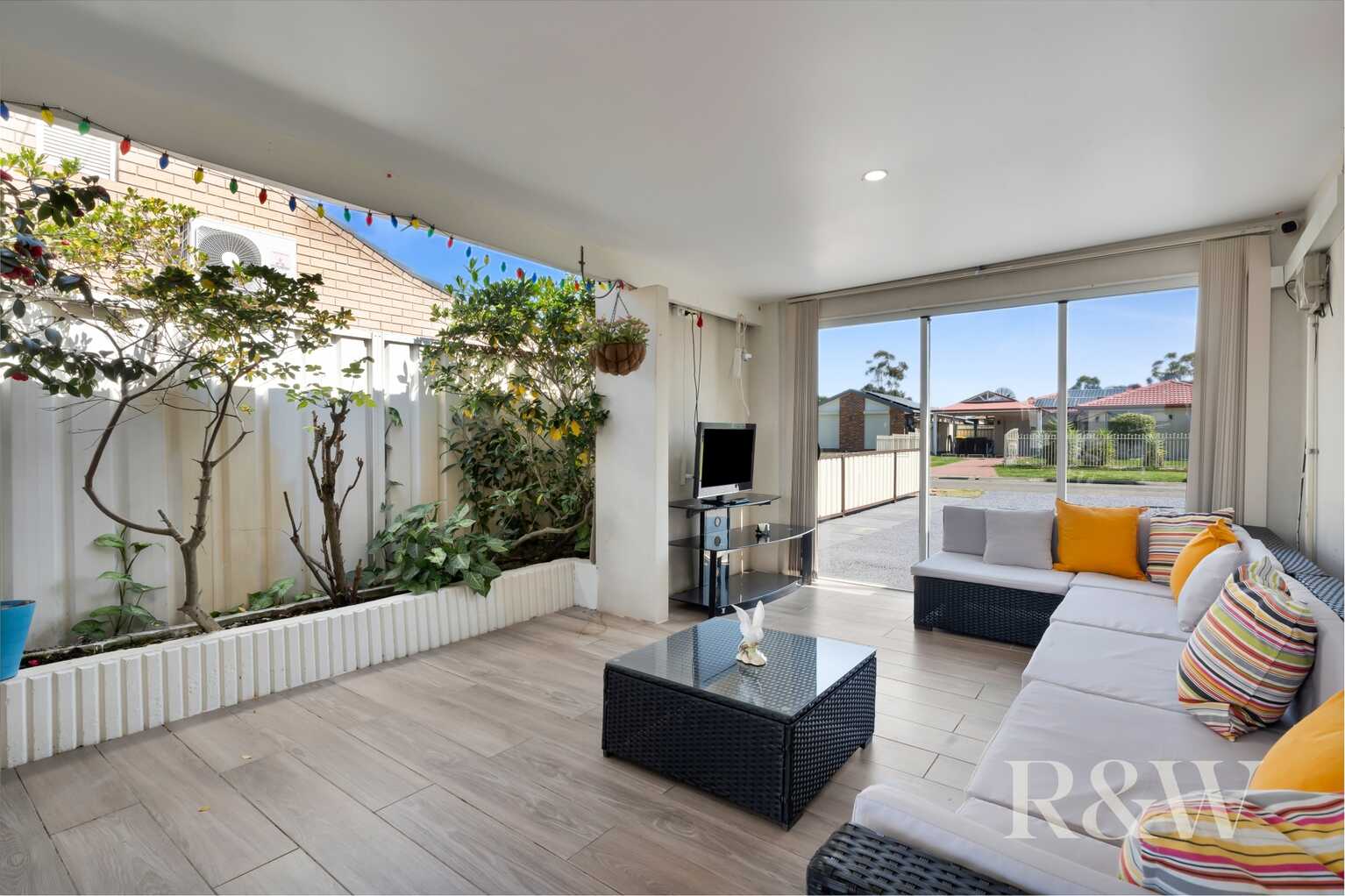 21 & 21A KIRSTY CRESCENT Hassall Grove