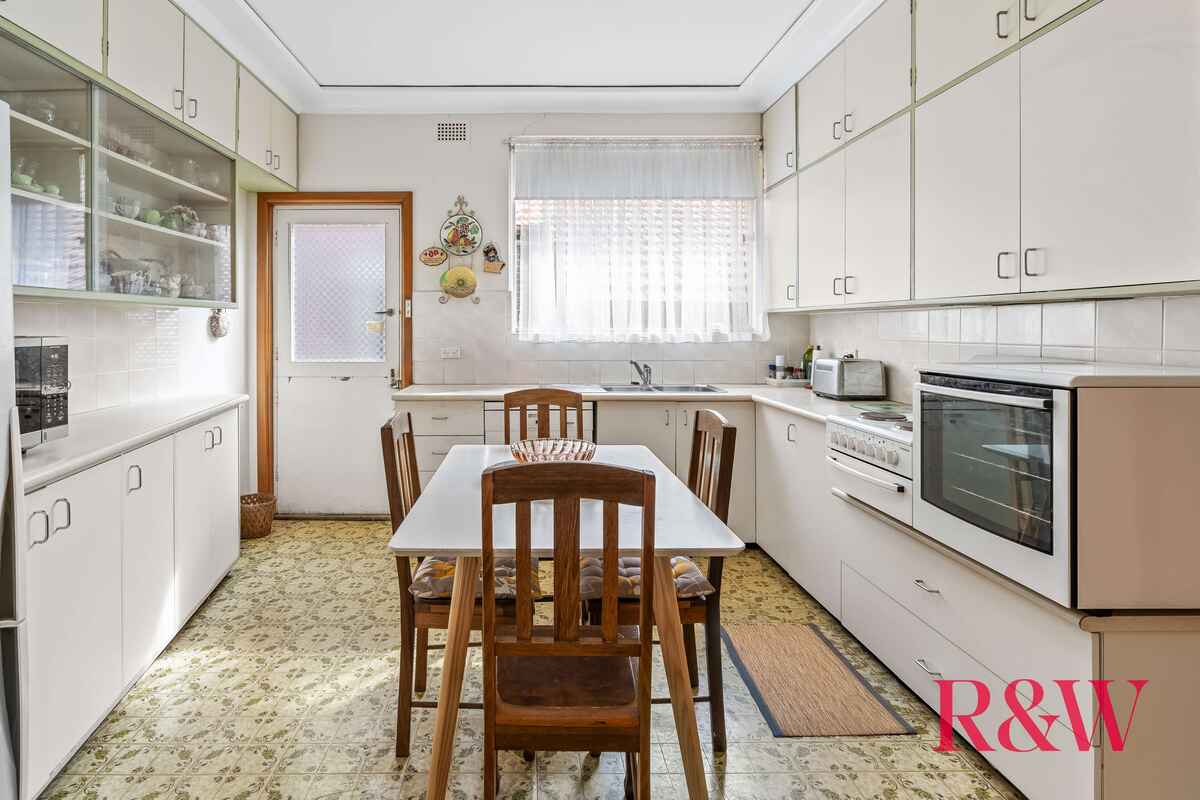 2 MYALL ST Concord West