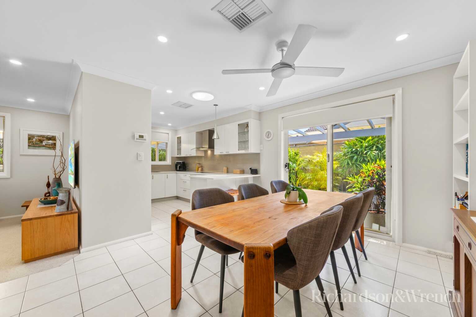 8 Telopea Street Booker Bay 8 Telopea Street Booker Bay