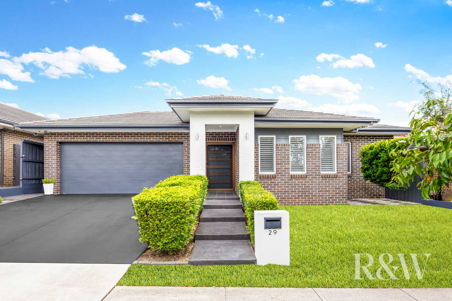 29 CLOVERHILL CRESCENT Gledswood Hills
