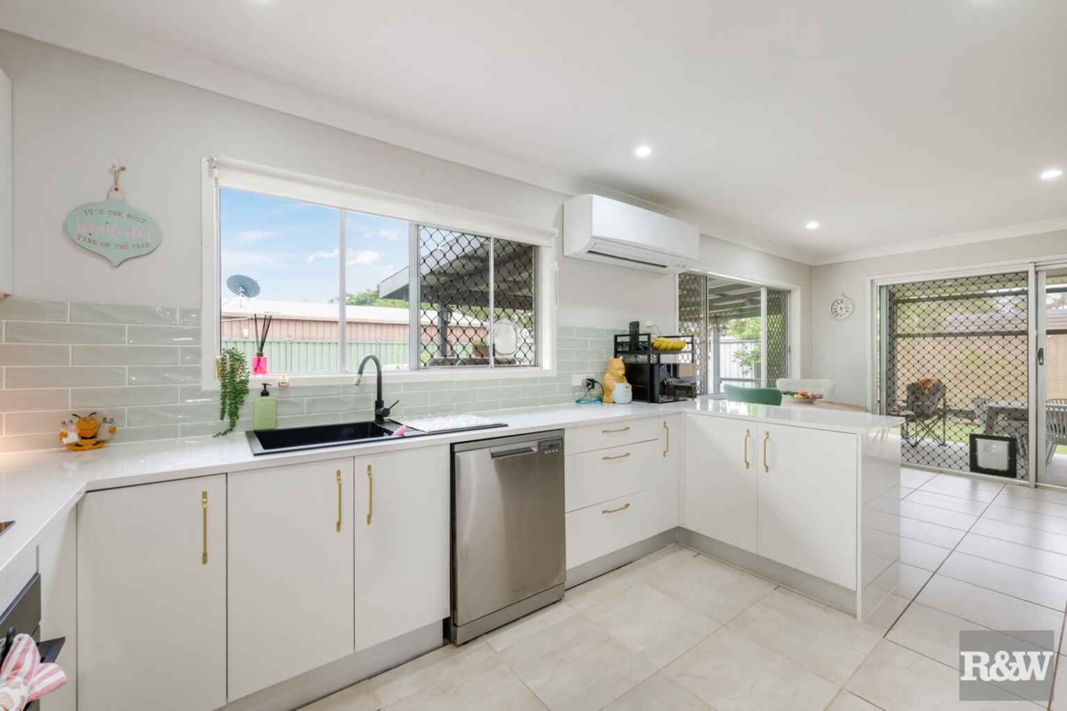 30 SUNSET Drive Thabeban 30 SUNSET Drive Thabeban